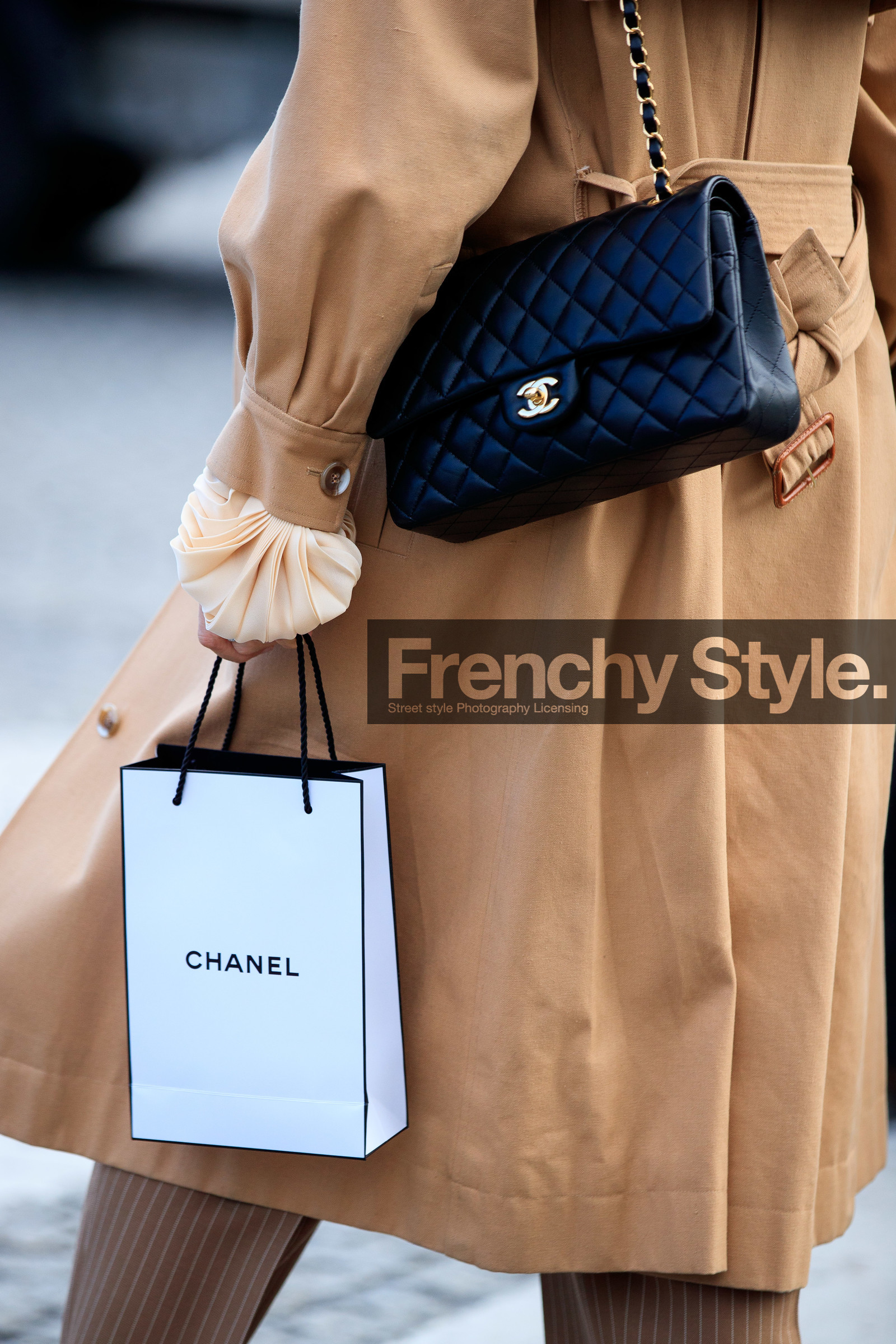 chanel bag, close up detail, bag detail, back details, quilted bag, black leather bag, camel trenchcoat, PARIS, PFW, fashion week, frenchystyle, FW, jonathan paciullo, street style, SPRING SUMMER 2021, SS 21, vertical, atmosphere details, detail