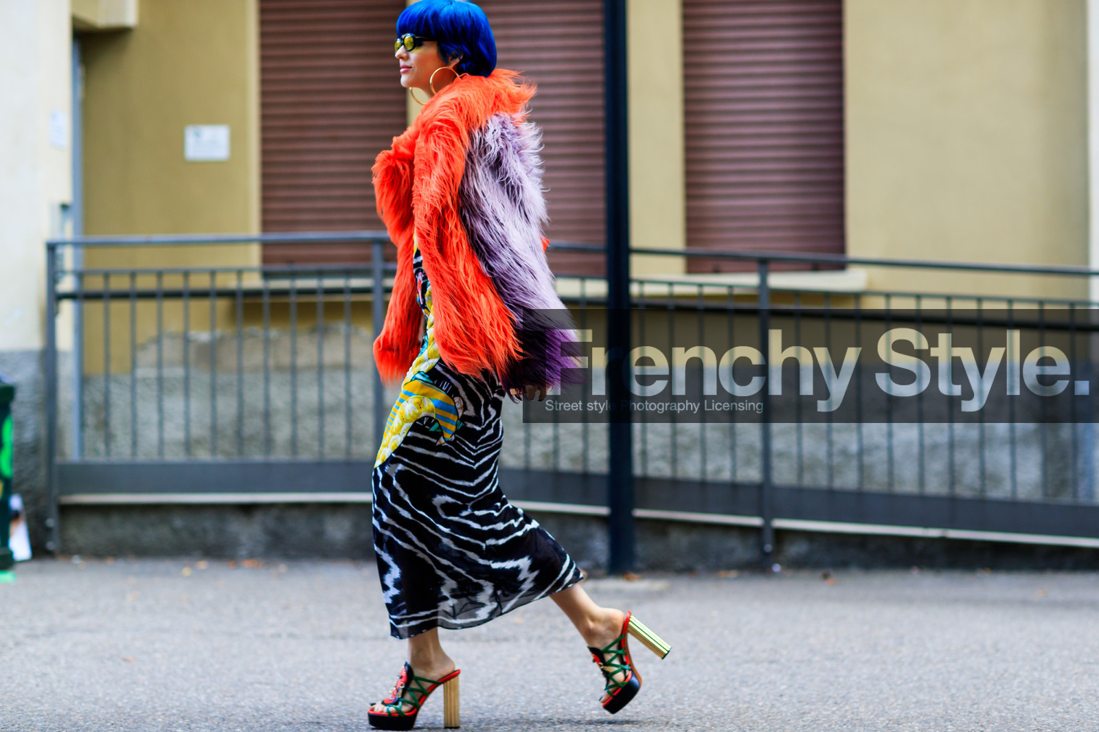 atmosphere details, AUTUMN WINTER 2017-2018, AW 17-18, blue hair, dyed hair, earrings, FALL WINTER 2017-2018, fashion week, frenchystyle, full length, FW, FW 17-18, graphic dress, high heels, horizontal, jonathan paciullo, leather shoes, MFW, MILAN, orange fur, printed dress, purple fur, sita abellan, street style, sunglasses