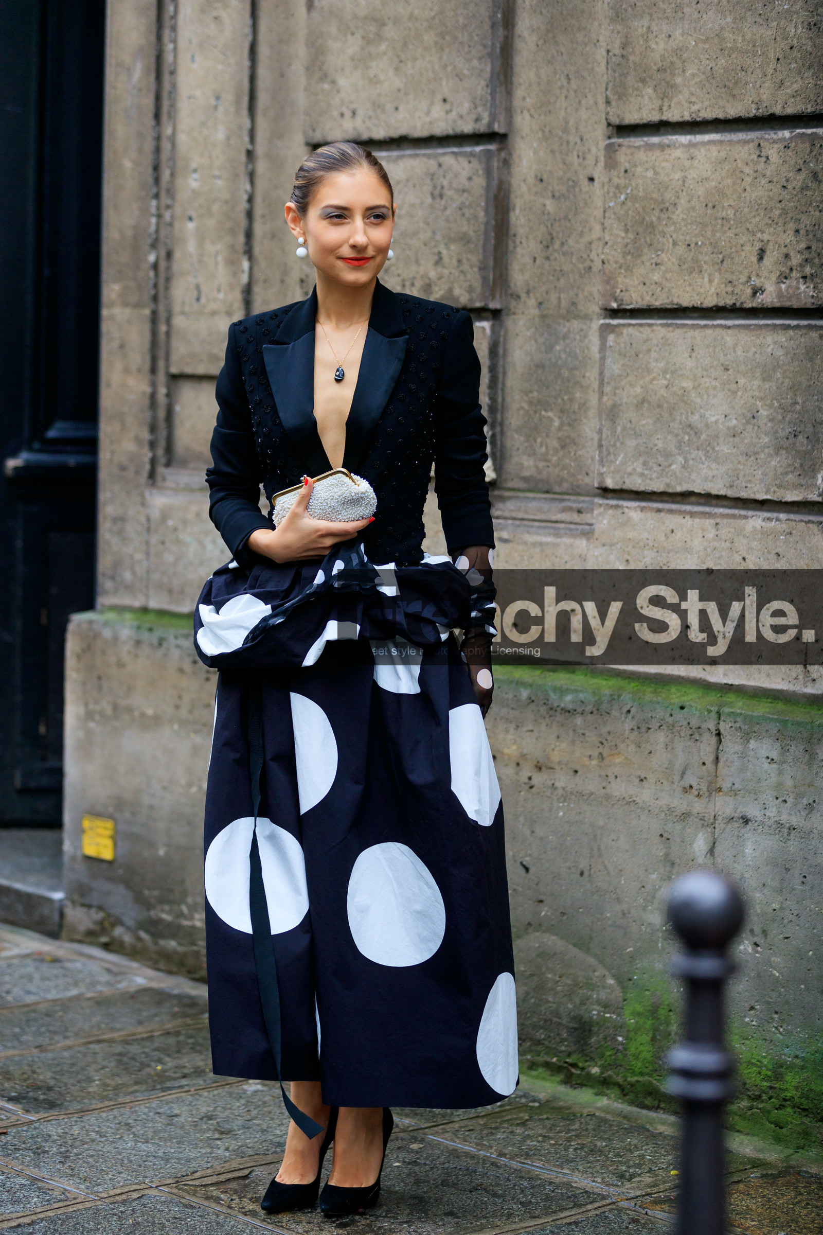 jenny walton, black jacket, black skirt, white skirt, bicolor skirt, low necked jacket, pearl embroidered jacket, polka dots skirt, ruffle skirt, pearls bag, white clutch, polka dots gloves, black gloves, white gloves, white earrings, pearl earrings, round shape earrings, dangling earrings, stone necklace, black necklace, red lipstick, grey eyeshadows, make up, make up details, long skirt, black suede shoes, pump, fashion week, frenchystyle, FW, jonathan paciullo, street style, PFW, PARIS, AUTUMN WINTER 2020-2021, FALL WINTER 2020-2021, FW 20-21, vertical, full length