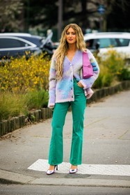 curly hair, lila cardigan, multicolor cardigan, pink bag, green pants, highwaist trousers, shiny heels, emili sindlev, street style, jonathan paciullo, FW, frenchystyle, fashion week, AUTUMN WINTER 2022-2023, FALL WINTER 2022_2023, FW 22-23, PFW, PARIS, full length, vertical