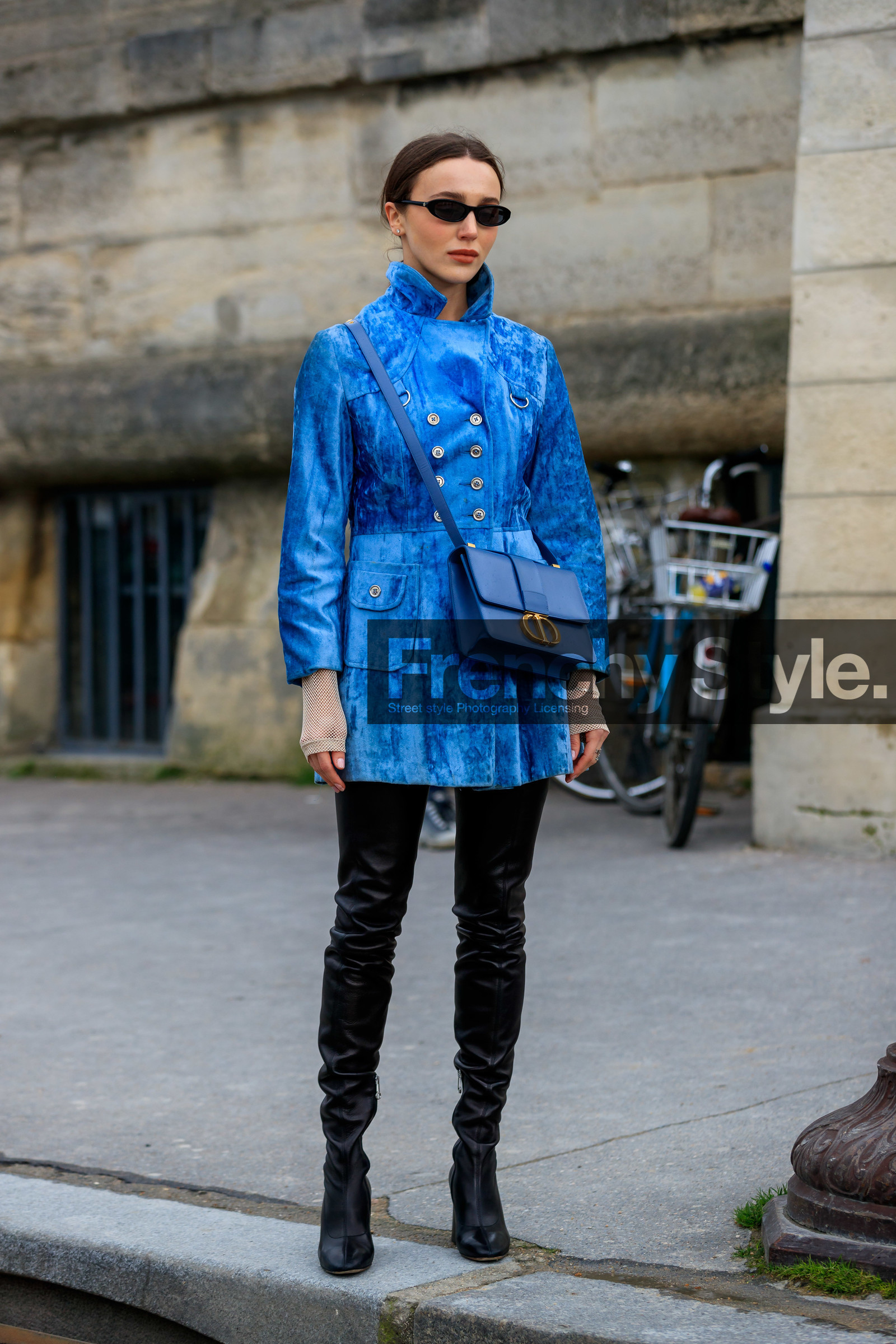 mary leest, blue jacket, blue leather bag, velvet jacket, suede jacket, officer jacket, fishnet gloves, white gloves, crossbody bag, black sunglasses, small sunglasses, black leather pants, black leather boots, high boots, 30 montaigne bag, dior bag, fashion week, frenchystyle, FW, jonathan paciullo, street style, PFW, PARIS, AUTUMN WINTER 2020-2021, FALL WINTER 2020-2021, FW 20-21, vertical, full length