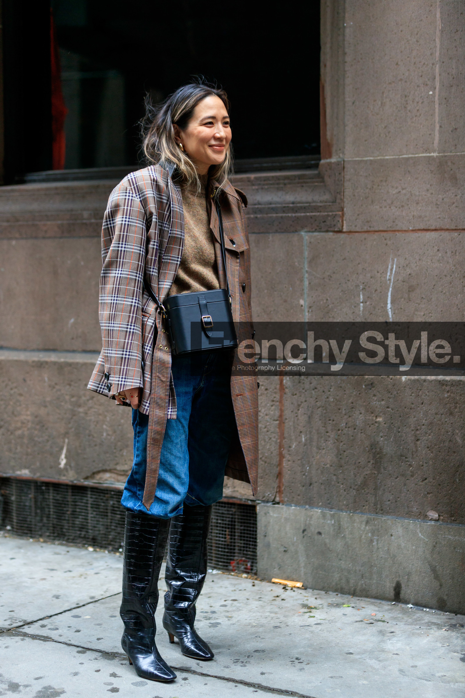 checked trench coat, brown trench coat, asymetrical jacket, asymetrical trenchcoat, plaid trenchcoat, beige trench coat, crossbody bag, green leather bag, box bag, high boots, green leather boots, animal skin boots, blue jeans, denim, kaki pullover, beige pullover, fashion week, frenchystyle, FW, jonathan paciullo, street style, AUTUMN WINTER 2020-2021, FALL WINTER 2020-2021, FW 20-21, vertical, full length, NYFW, NEW YORK
