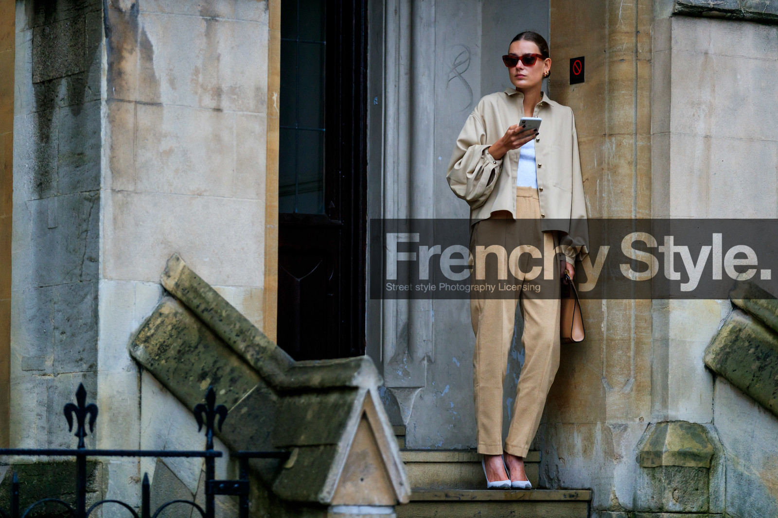 model, vera van erp, celine sunglasses, red sunglasses, light beige bombers, beige bombers, beige jacket, beige leather bag, beige pants, white t-shirt, golden earrings, golden necklace, multi necklace, big chain necklace, chain necklace, tailored pants, camel leather bag, hand bag, light beige shirt, balloon sleeves, fashion week, frenchystyle, FW, jonathan paciullo, street style, LFW, LONDON, AUTUMN WINTER 2020-2021, FALL WINTER 2020-2021, FW 20-21, horizontal, atmosphere details, full length