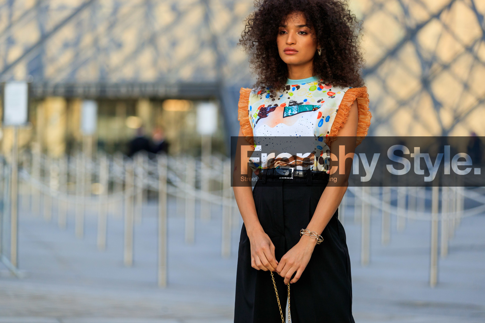 black belt, black pants, graphic top, leather belt, louis vuitton, printed top, trousers, white top, PARIS, PFW, street style, jonathan paciullo, FW, frenchystyle, fashion week, AUTUMN WINTER 2019-2020, AW 19-20, FALL WINTER 2019-2020, FW 19-20, horizontal, atmosphere details, detail