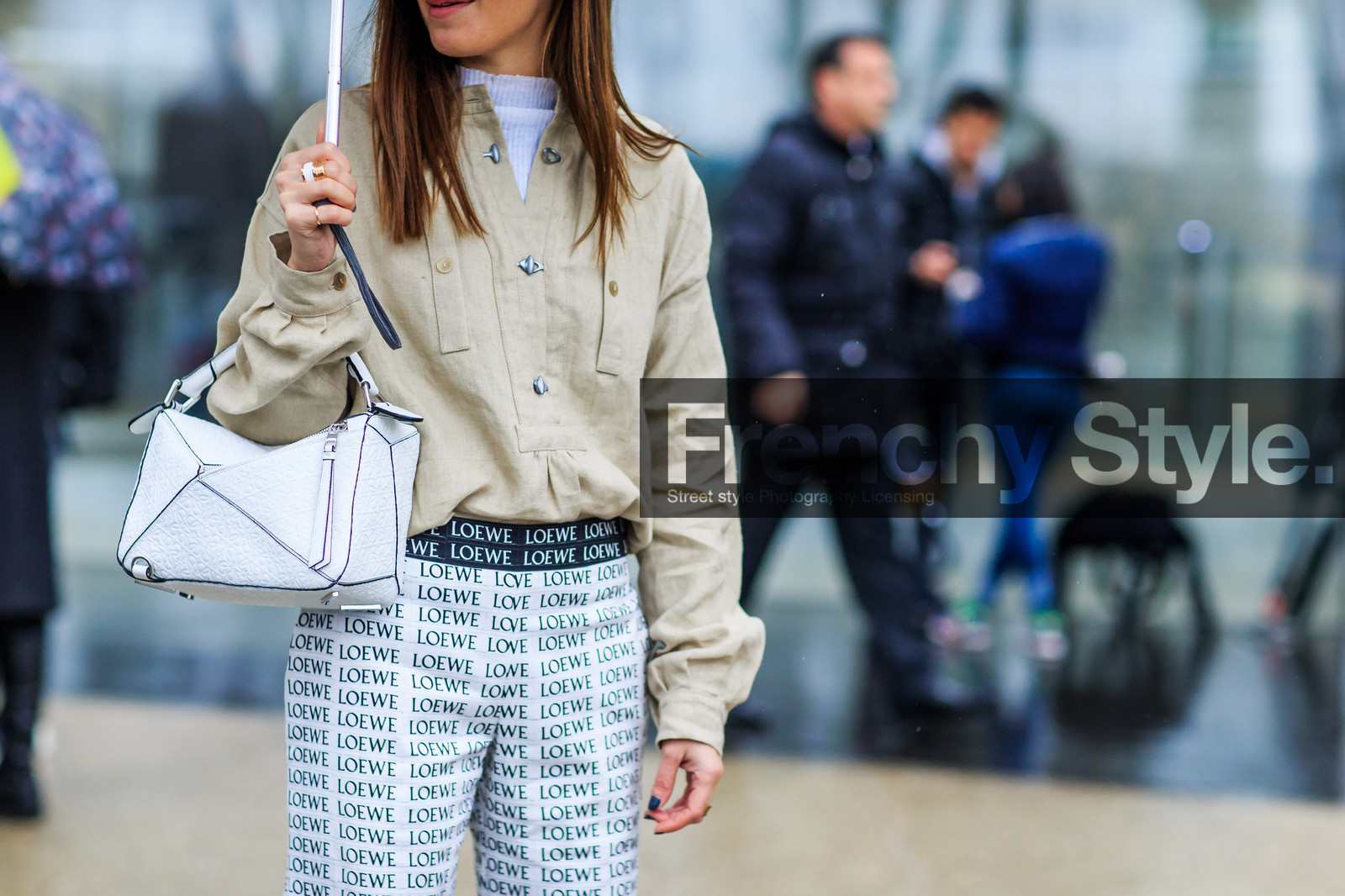 atmosphere details, AUTUMN WINTER 2016-2017, AW 16-17, beige shirt, beige top, detail, FALL WINTER 2016-2017, fashion week, frenchystyle, FW, FW 16-17, gala gonzalez, graphic bag, graphic pants, horizontal, jonathan paciullo, leather bag, loewe, PARIS, PFW, printed pants, street style, sunglasses, trousers, umbrella, white bag, white pants