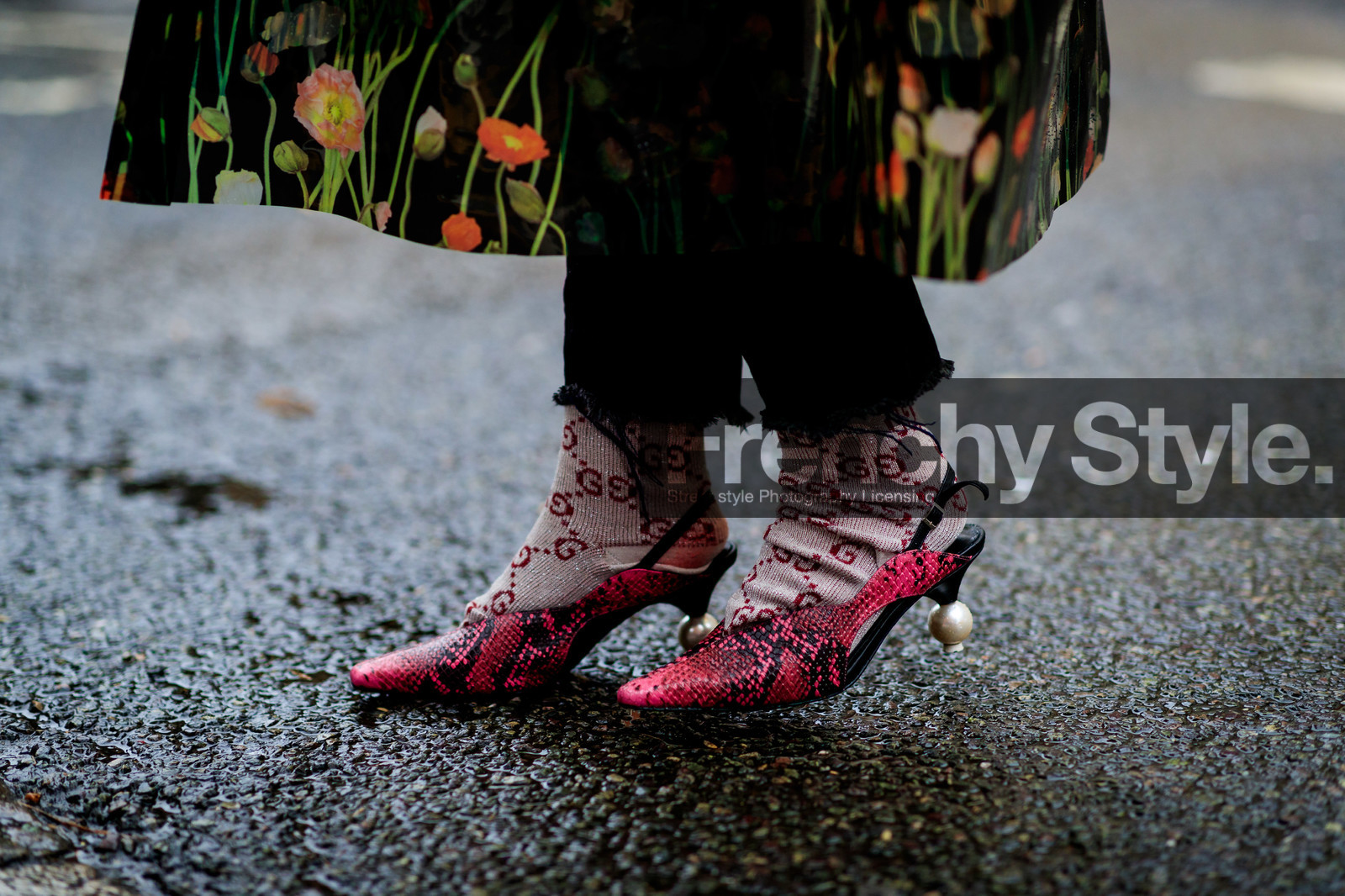 animal print, graphic pants, high heels, leather shoes, pink shoes, pink socks, printed pants, snake print, trousers, LONDON, LFW, fashion week, frenchystyle, FW, jonathan paciullo, street style, AUTUMN WINTER 2019-2020, AW 19-20, FW 19-20, FALL WINTER 2019-2020, horizontal, atmosphere details, detail