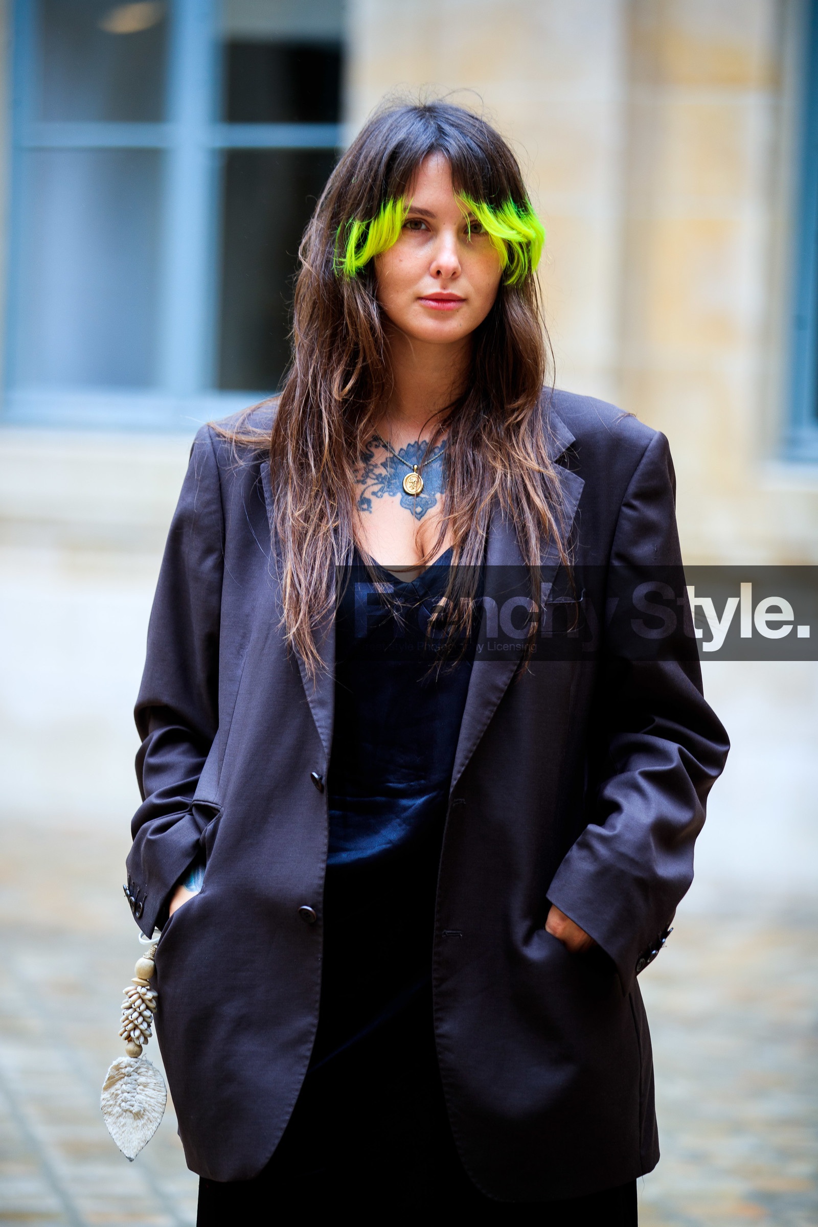 neon yellow hair, hair details, tie and dye hair, black jacket, oversize jacket, navy blue blouse, navy blue top, satin top, fashion week, frenchystyle, FW, jonathan paciullo, street style, PFW, PARIS, SPRING SUMMER 2021, SS 21, vertical, atmosphere details, detail