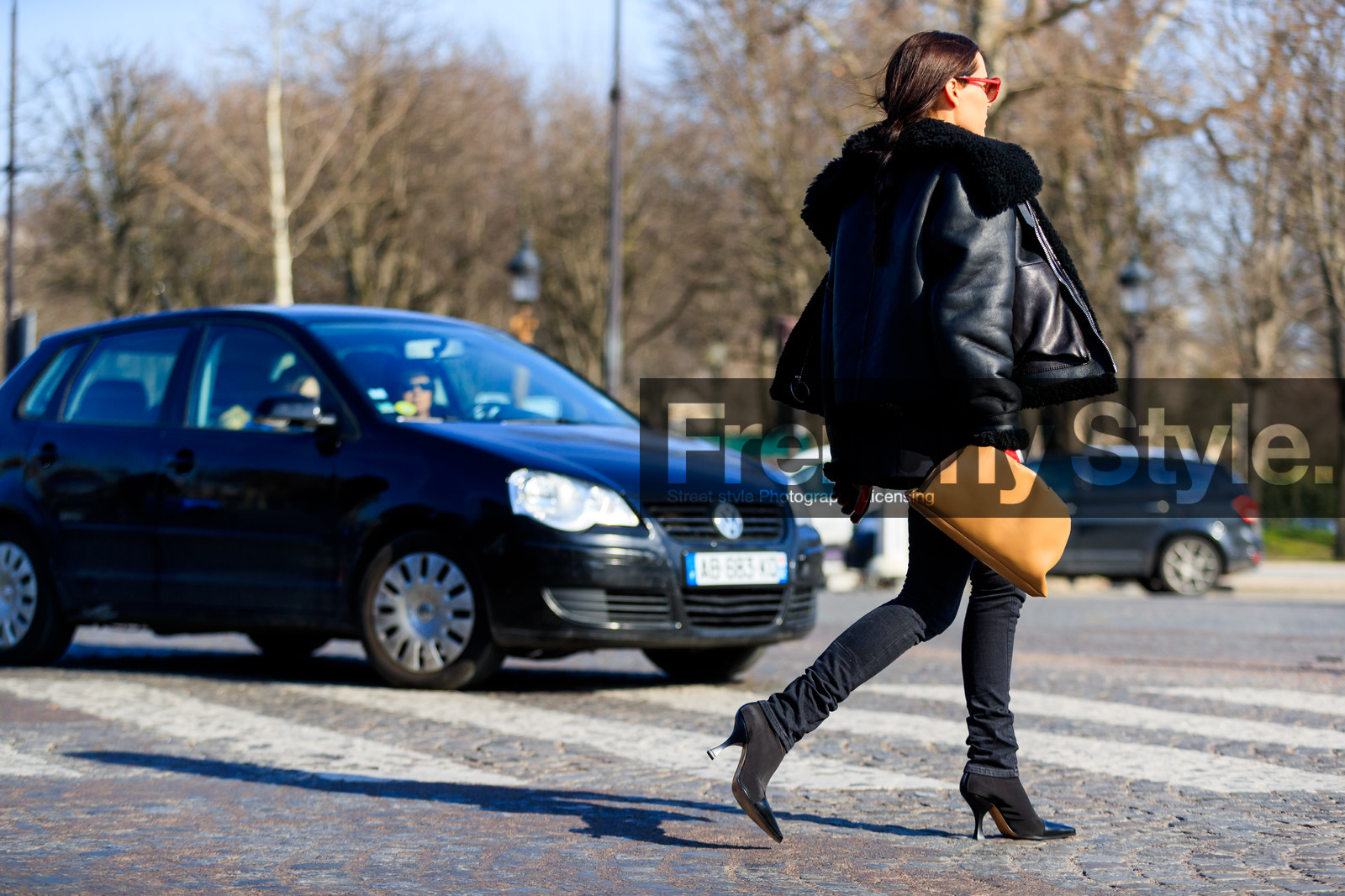 black denim, black jacket, black pants, black shoes, camel bag, denim pants, high heels, jeans, leather bag, leather jacket, leather shoes, shearling, sunglasses, trousers, street style, jonathan paciullo, FW, frenchystyle, fashion week, PFW, PARIS, AUTUMN WINTER 2018-2019, FALL WINTER 2018-2019, FW 18-19, horizontal, atmosphere details, full length, evangelie smyrniotaki
