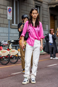 bag, black bag, chain bag, chanel bag, color, leather bag, pink shirt, shirt, sneakers, white denim, white jean, white sneakers, fluo pink, fashion week, frenchystyle, FW, jonathan paciullo, street style, SPRING SUMMER 2022, SS 22, MFW, MILAN, vertical, full length