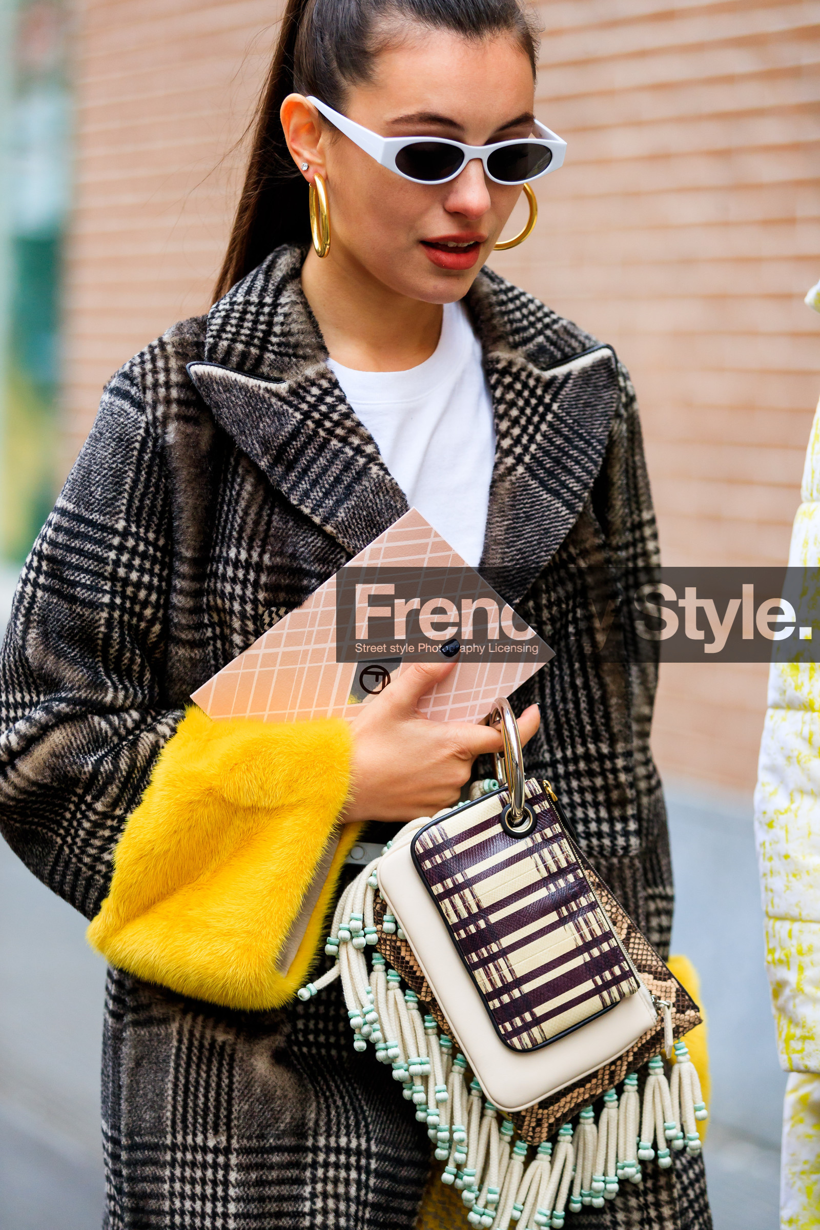 beige bag, brown coat, checked, earrings, fendi, fringes, graphic bag, graphic jacket, leather bag, plaid, printed bag, printed jacket, sunglasses, yellow fur, fashion week, frenchystyle, FW, jonathan paciullo, street style, MFW, MILAN, AUTUMN WINTER 2018-2019, FALL WINTER 2018-2019, FW 18-19, vertical, detail, atmosphere details, marta pozan
