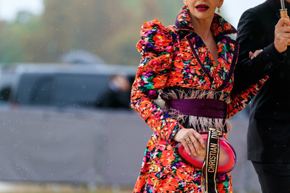 floral printed dress, multicolor dress, belted dress, purple belt, feather details, dior scarf, pink clutch, balloon sleeves, fashion week, frenchystyle, FW, jonathan paciullo, street style, SPRING SUMMER 2020, SS 20, PFW, PARIS, horizontal, atmosphere details, detail