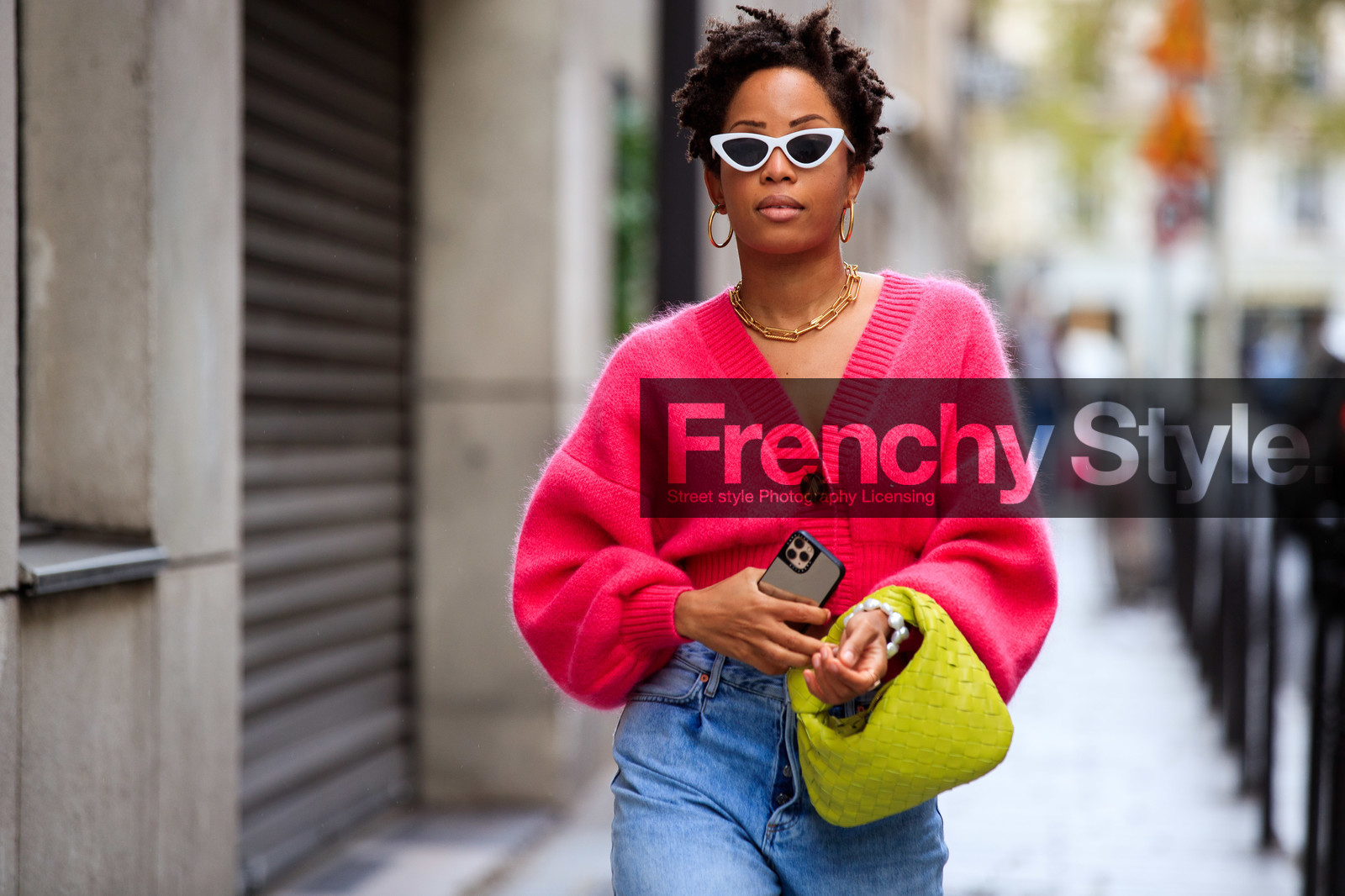 pink cardigan, light blue jeans, yellow leather bag, bottega veneta bag, plaited bag, hand bag, white sunglasses, butterfly sunglasses, golden earrings, golden necklace, big chain necklace, hoop earrings, PARIS, PFW, fashion week, frenchystyle, FW, jonathan paciullo, street style, SPRING SUMMER 2021, SS 21, horizontal, atmosphere details, detail