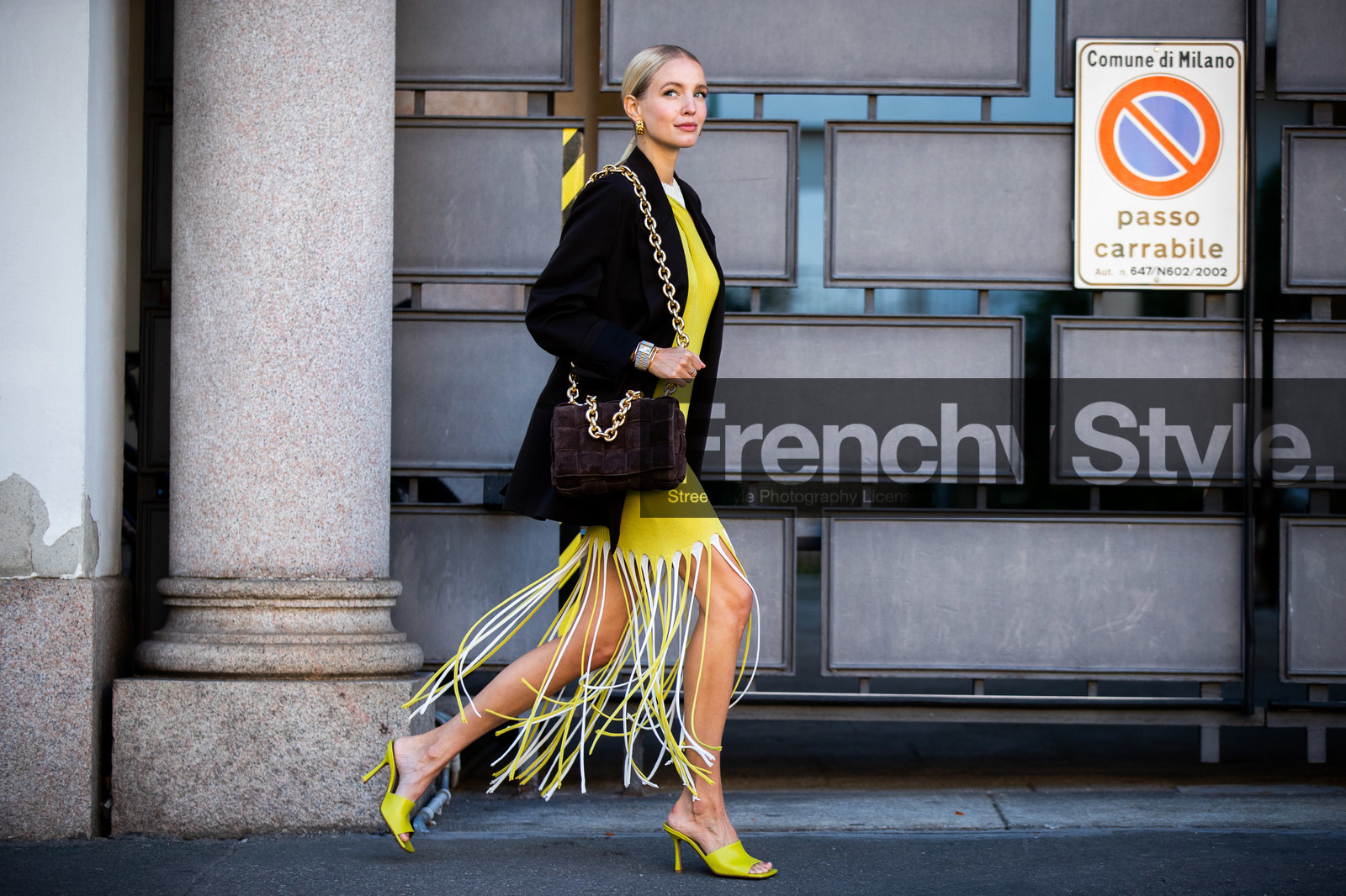 black jacket, yellow dress, light green dress, white dress, fringe dress, mid long dress, asymetrical dress, suede bag, plaited bag, big chain strap bag, golden chain strap bag, golden earrings, hoop earrings, chain earrings, light green slippers, light green sandals, bottega veneta bag, leonie hanne, street style, jonathan paciullo, FW, frenchystyle, fashion week, MFW, MILAN, SPRING SUMMER 2021, SS 21, horizontal, atmosphere details, full length