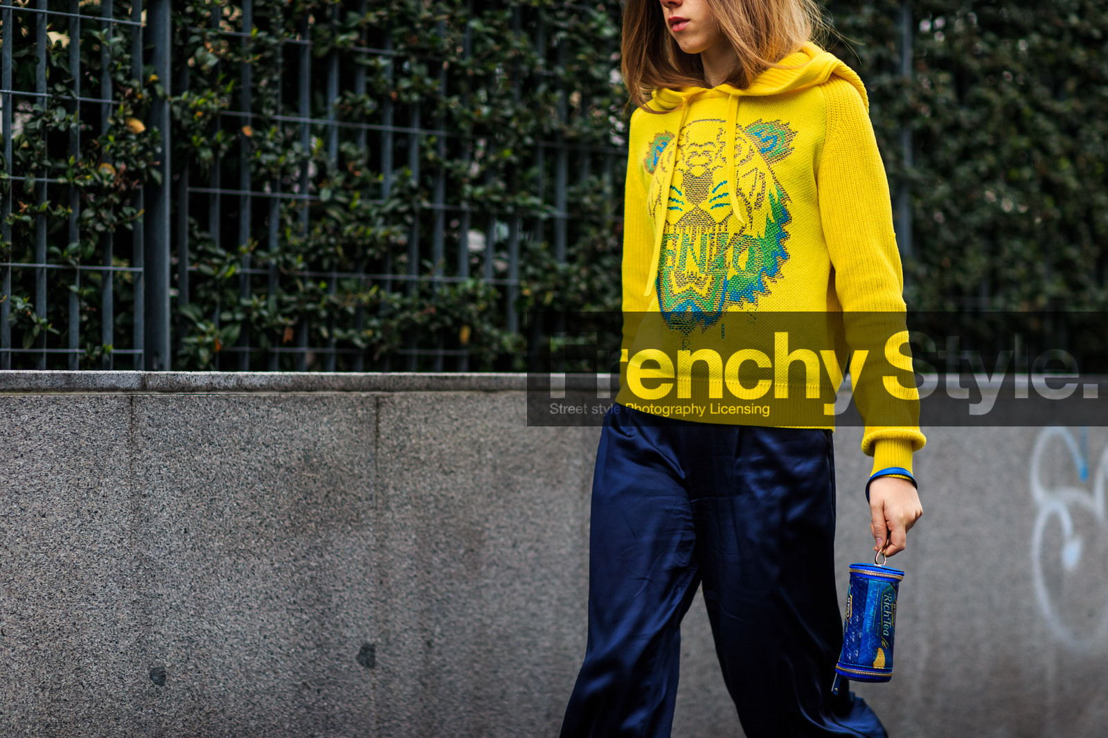 animal print, atmosphere details, AUTUMN WINTER 2016-2017, AW 16-17, blue bag, blue pants, brown loafers, detail, FALL WINTER 2016-2017, fashion week, frenchystyle, fun bag, FW, FW 16-17, hoodie, horizontal, jonathan paciullo, kenzo, leopard print, LFW, LONDON, MENSWEAR, navy pants, printed sweater, silk pants, street style, trousers, yellow sweater