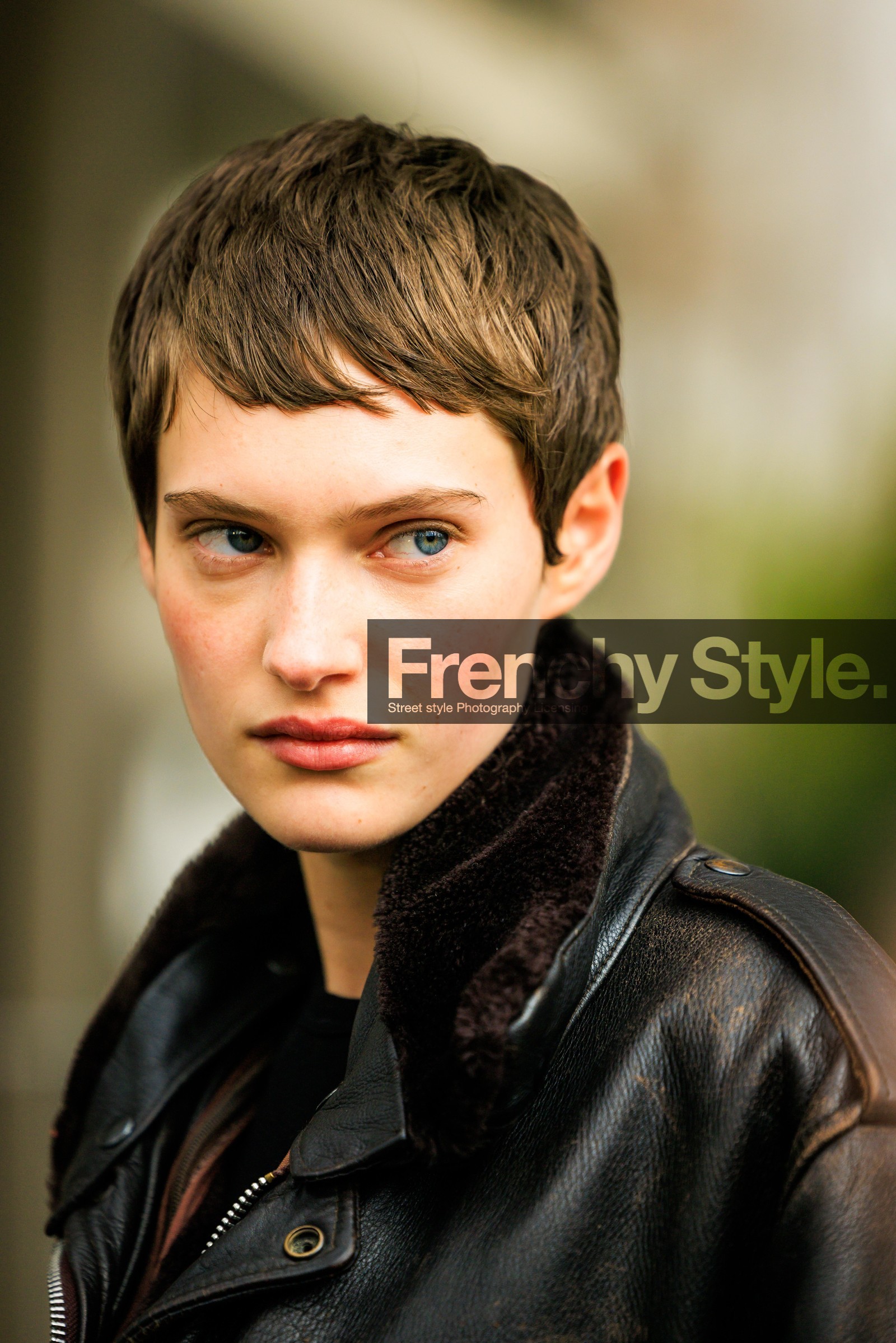 short hair, natural makeup, model, closeup, street style, jonathan paciullo, FW, frenchystyle, fashion week, AUTUMN WINTER 2022-2023, FALL WINTER 2022_2023, FW 22-23, PFW, PARIS, vertical, detail