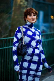 blue and white printed squared dress, puffy black hangbag, black pearl creole earrings, alyssa coscarelli, fashion week, frenchystyle, FW, jonathan paciullo, street style, NYFW, NEW YORK, AUTUMN WINTER 2022-2023, FALL WINTER 2022_2023, FW 22-23, vertical, atmosphere details