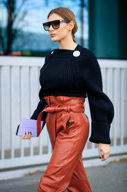 camel leather pants, black pullover, black sunglasses, square shape glasses, high waist pants, belted pants, fashion week, frenchystyle, FW, jonathan paciullo, street style, MFW, MILAN, AUTUMN WINTER 2020-2021, FALL WINTER 2020-2021, FW 20-21, vertical, atmosphere details, detail