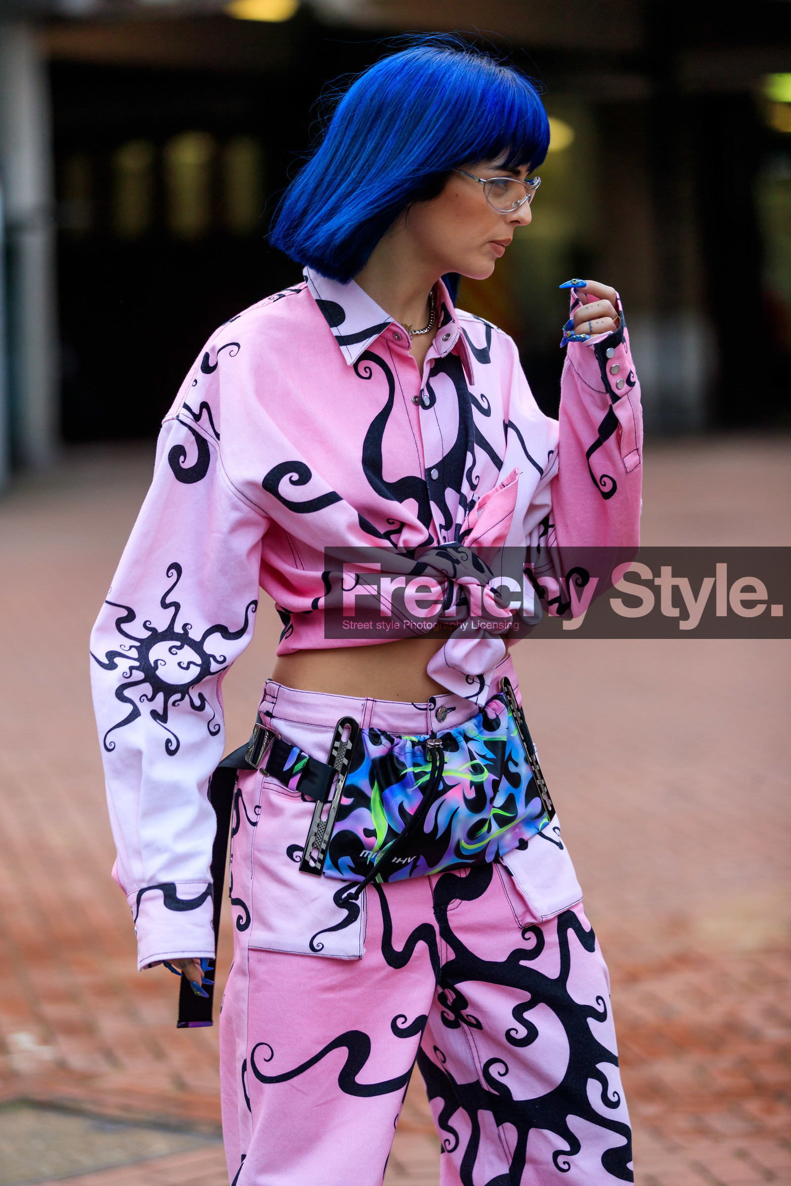 blue bag, blue hair, dyed hair, fanny pack, graphic bag, graphic pants, graphic shirt, leather bag, pink pants, pink shirt, printed bag, printed pants, printed shirt, sita abellan, sunglasses, tied up shirt, trousers, LONDON, LFW, fashion week, frenchystyle, FW, jonathan paciullo, street style, AUTUMN WINTER 2019-2020, AW 19-20, FW 19-20, FALL WINTER 2019-2020, vertical, atmosphere details, detail