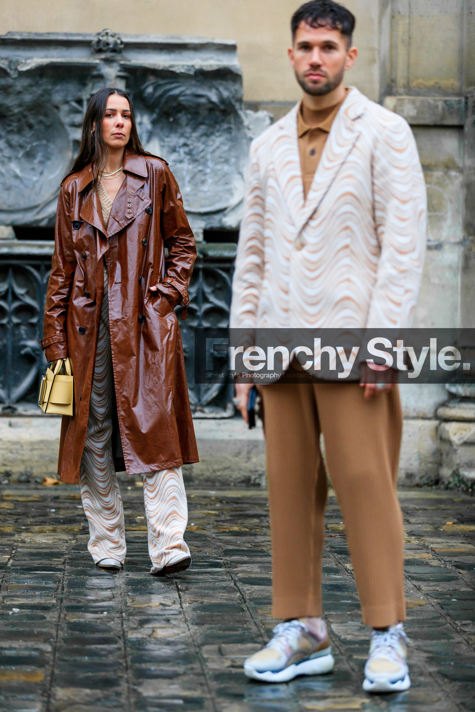 alice & j.s, alice barbier, JS roques, brown leather trench coat, vinyl trenchcoat, polish trench coat, yellow leather bag, hand bag, big buckle bag, boyy bag, beige pullover, beige pants, geometrical printed pants, flare pants, acne studios pants, acne studios jacket, beige jacket, polo collar pullover, knit pants, white sneakers, light beige sneakers, fashion week, frenchystyle, FW, jonathan paciullo, street style, PFW, PARIS, vertical, full length