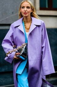 bottega veneta bag, lilac trenchcoat, purple trenchcoat, light blue jacket, light blue pants, light blue suits, golden necklace, golden strap bag, big chain strap bag, silvered bag, mirror bag, leonie hanne, street style, jonathan paciullo, FW, frenchystyle, fashion week, MFW, MILAN, SPRING SUMMER 2021, SS 21, vertical, detail
