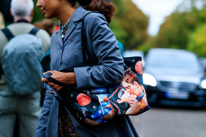 close up detail, prada bag, shoulder bag, printed bag, black bag, multicolor bag, fashion week, frenchystyle, FW, jonathan paciullo, street style, SPRING SUMMER 2020, SS 20, PFW, PARIS, horizontal, atmosphere details, detail
