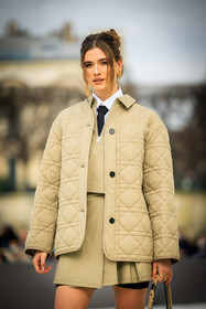 dior, dior jacket, puffed jacket, beige jacket, beige skirt, mini skirt, white tshirt, black tie, dior bag, beige bag, chained bag, beige look, zita d hauteville, fashion week, frenchystyle, FW, jonathan paciullo, street style, AUTUMN WINTER 2022-2023, FALL WINTER 2022_2023, FW 22-23, PFW, PARIS, vertical, detail