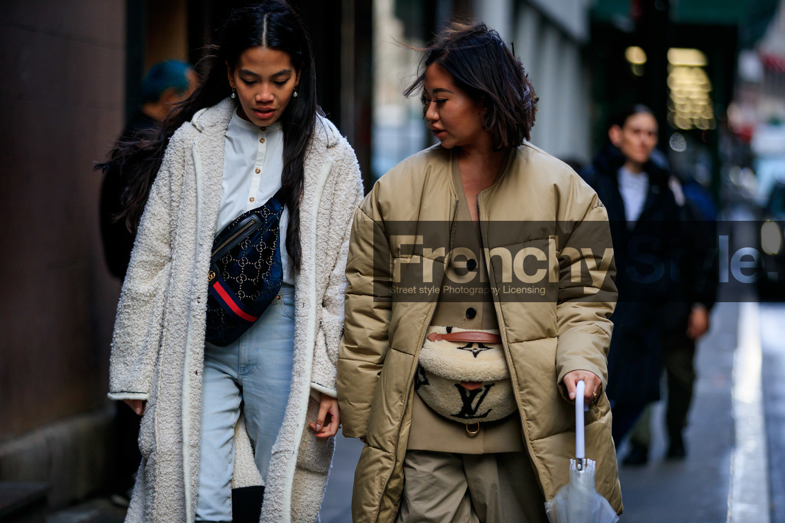 fur boots, white coat, white shirt, light blue jeans, gucci bag, crossbody bag, monogrammed bag, navy blue bag, velvet bag, fur bag, fur belt, beige bag, beige belt, monogrammed belt, louis vuitton bag, louis vuitton belt, belt bag, beige coat, down jacket, beige jacket, beige pants, fashion week, frenchystyle, FW, jonathan paciullo, street style, AUTUMN WINTER 2020-2021, FALL WINTER 2020-2021, FW 20-21, horizontal, atmosphere details, detail, NYFW, NEW YORK