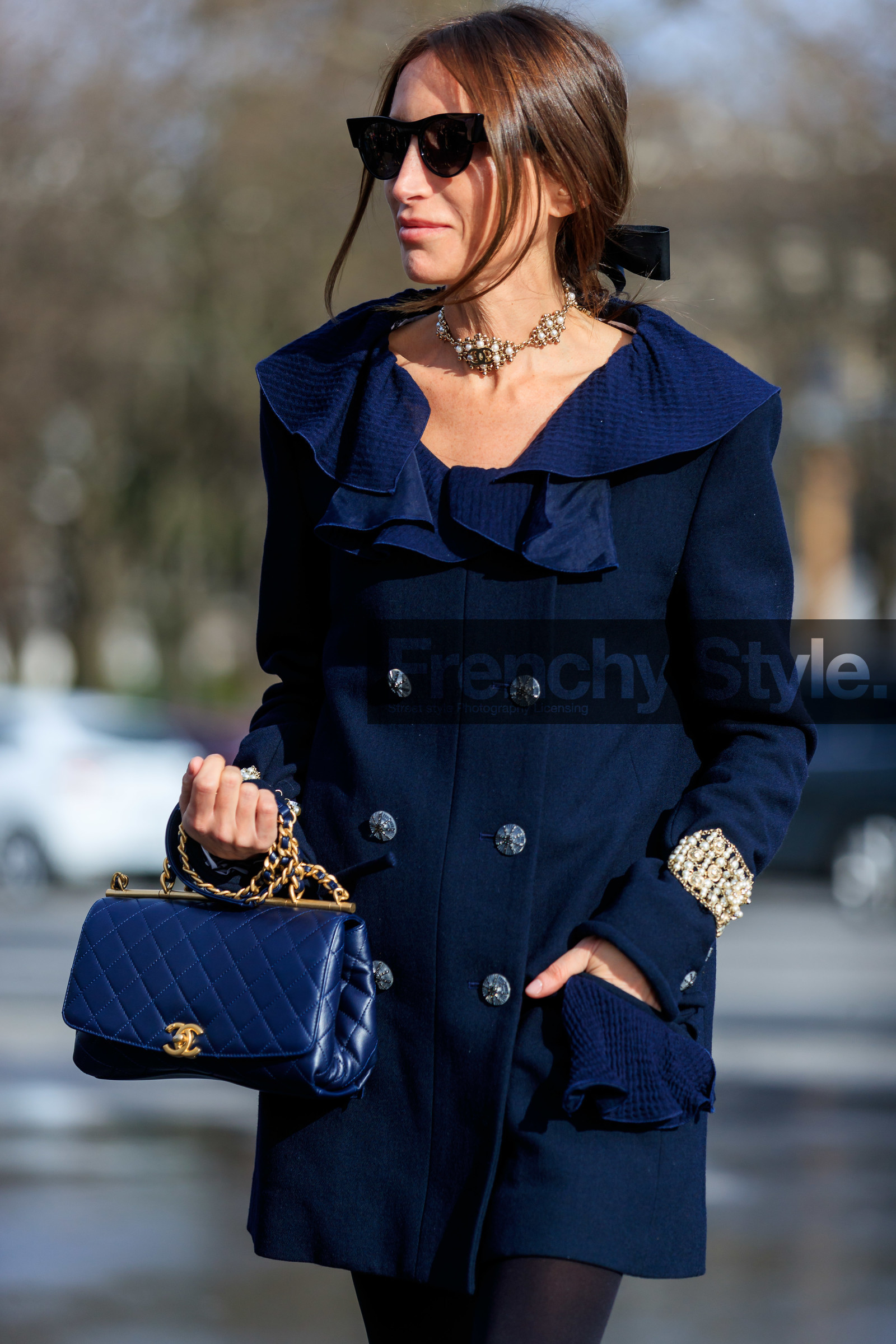 chloe loulou de saison, navy blue coat, navy blue leather bag, pearl bracelet, pearl chocker, pearl necklace, golden chocker, black sunglasses, tol sunglasses, ruffle coat, jacket dress, quilted bag, hand bag, big bangle, big bracelet, chanel bag, chanel bracelet, chanel coat, chanel necklace, fashion week, frenchystyle, FW, jonathan paciullo, street style, PFW, PARIS, vertical, atmosphere details, detail