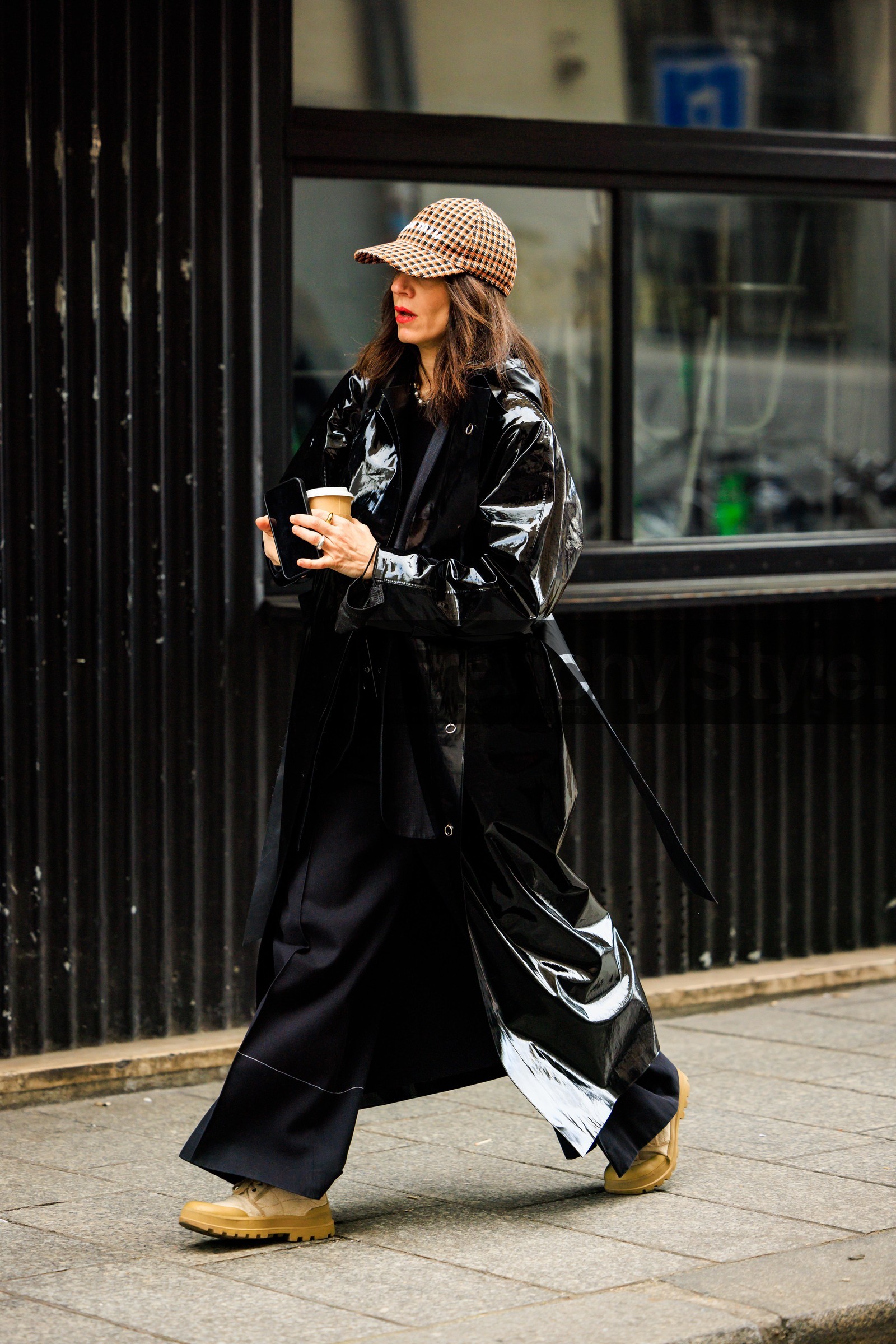 black coat, pattent coat, plaid cap, orange cap, coffee cup, black trousers, sneakers, combat sneakers, street style, jonathan paciullo, FW, frenchystyle, fashion week, AUTUMN WINTER 2022-2023, FALL WINTER 2022_2023, FW 22-23, PFW, PARIS, full length, vertical