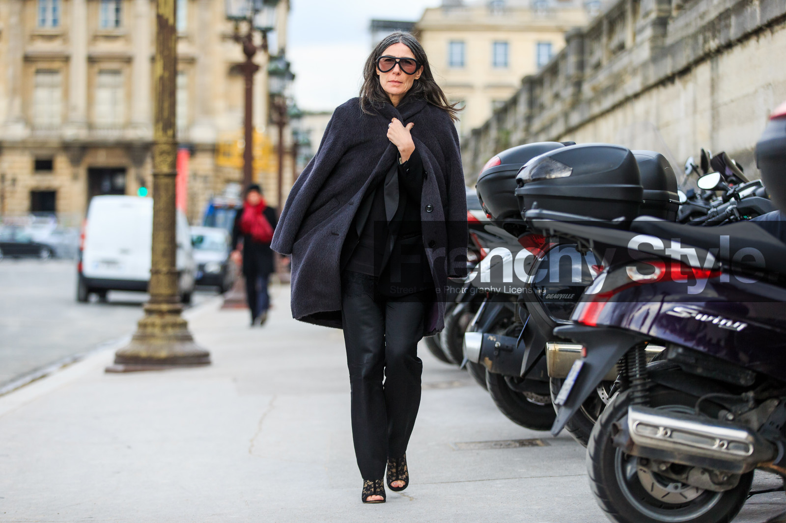 atmosphere details, AUTUMN WINTER 2016-2017, AW 16-17, black coat, black pants, black shoes, FALL WINTER 2016-2017, fashion week, frenchystyle, full length, FW, FW 16-17, horizontal, jonathan paciullo, PARIS, PFW, street style, sunglasses, tone on tone, total look black, trousers, Véronique Tristram