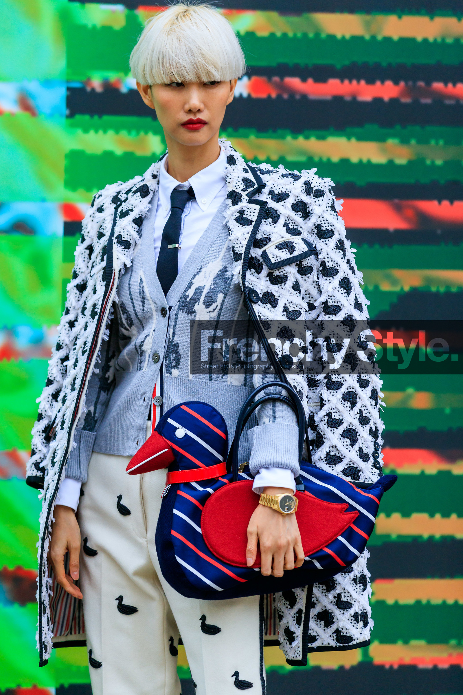 thom browne bag, thom browne coat, thom browne look, thom browne cardigan, thom browne pants, red bag, navy blue bag, striped bag, animal shape bag, hand bag, white coat, embroidered coat, black coat, pearl embroidered coat, white shirt, black tie, grey cardigan, jacquard cardigan, white pants, embroidered pants, man style look, golden watch, rolex watch, fashion week, frenchystyle, FW, jonathan paciullo, street style, PFW, PARIS, SPRING SUMMER 2020, SS 20, horizontal, atmosphere details, detail