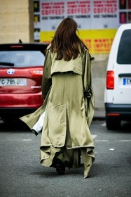 total green look, silk trench, green trench, back details, street style, jonathan paciullo, FW, frenchystyle, fashion week, AUTUMN WINTER 2022-2023, FALL WINTER 2022_2023, FW 22-23, PFW, PARIS, full length, vertical