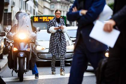 atmosphere details, AUTUMN WINTER 2016-2017, AW 16-17, black and white bag, black coat, black pants, bulgari, detail, FALL WINTER 2016-2017, fashion week, frenchystyle, FW, FW 16-17, golden shoes, graphic coat, graphic pants, gucci, horizontal, jonathan paciullo, leather bag, leather shoes, LFW, LONDON, MENSWEAR, metallic heels, Natalia Shustova, printed coat, printed pants, ray ban, shiny heels, street style, trousers, white fur