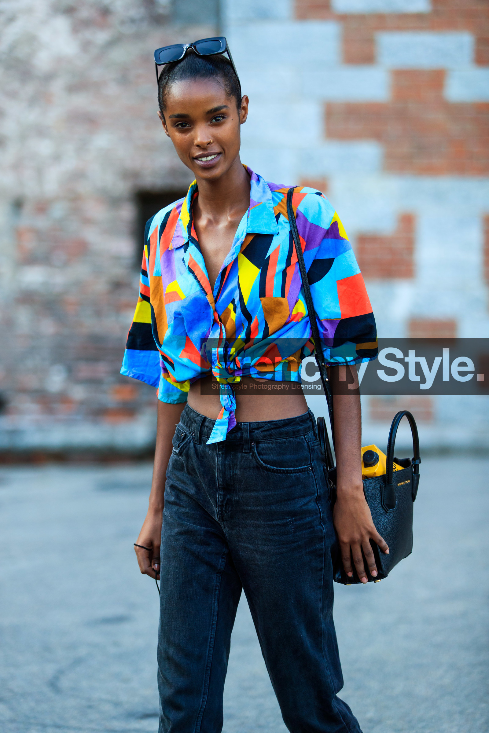 vintage shirt, geometrical printed shirt, multicolor shirt, light blue shirt, purple shirt, orange shirt, square shape glasses, scale sunglasses, short sleeves shirt, knotted shirt, cropped shirt, black jeans, fashion week, frenchystyle, FW, jonathan paciullo, street style, MFW, MILAN, SPRING SUMMER 2021, SS 21, vertical, detail, model