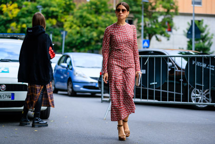 atmosphere details, brown shoes, camel sandals, fashion week, frenchystyle, full length, FW, high heels, horizontal, jonathan paciullo, leather shoes, Maria Dueñas Jacobs, MFW, MILAN, printed dress, red dress, SPRING SUMMER 2017, SS 17, street style, suede shoes, sunglasses