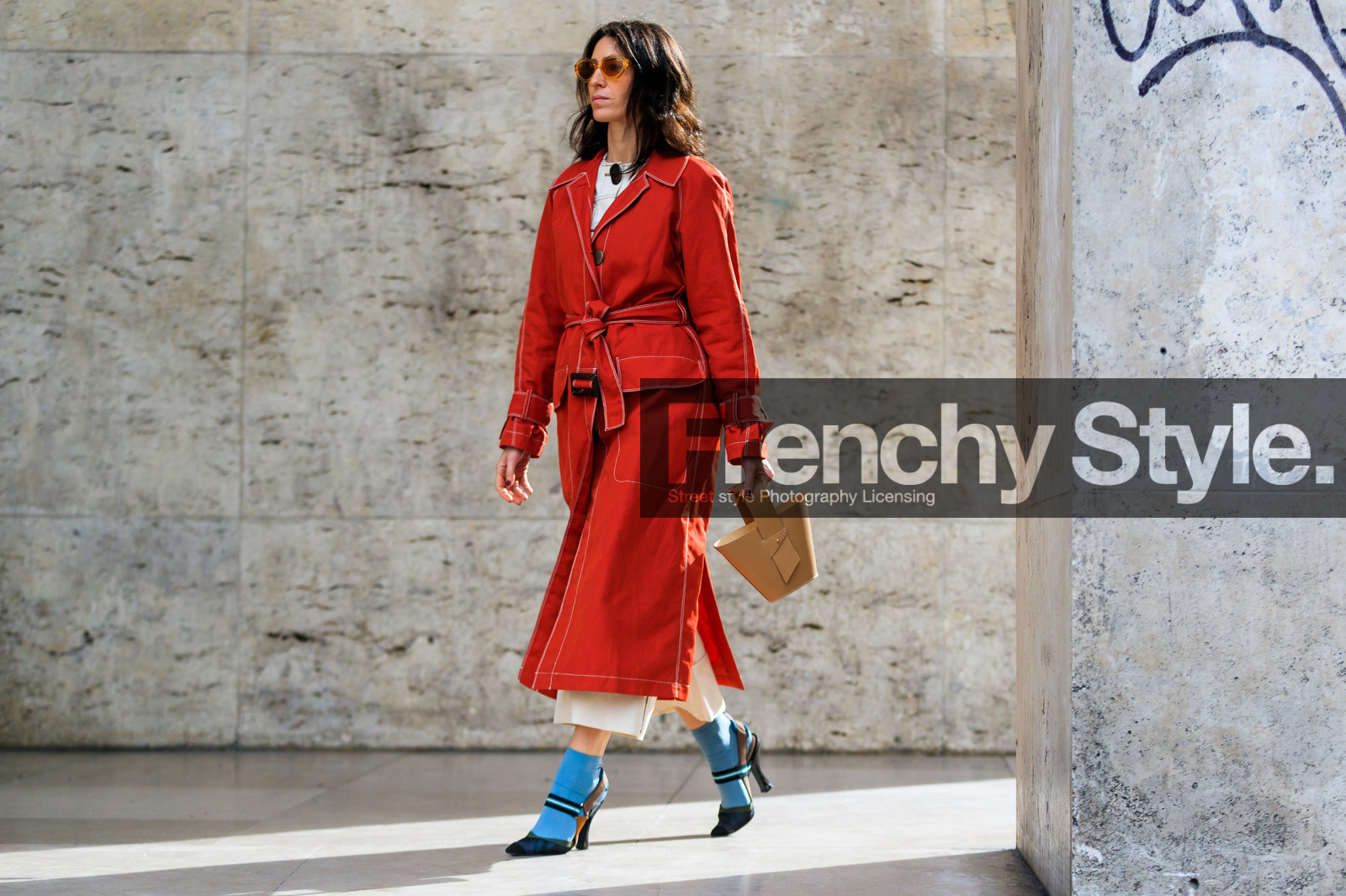 beige bag, black shoes, blue shoes, blue socks, camel bag, high heels, leather bag, leather shoes, red coat, sunglasses, turquoise, street style, jonathan paciullo, FW, frenchystyle, fashion week, PFW, PARIS, AUTUMN WINTER 2018-2019, FALL WINTER 2018-2019, FW 18-19, horizontal, atmosphere details, full length, deborah reyner sebag