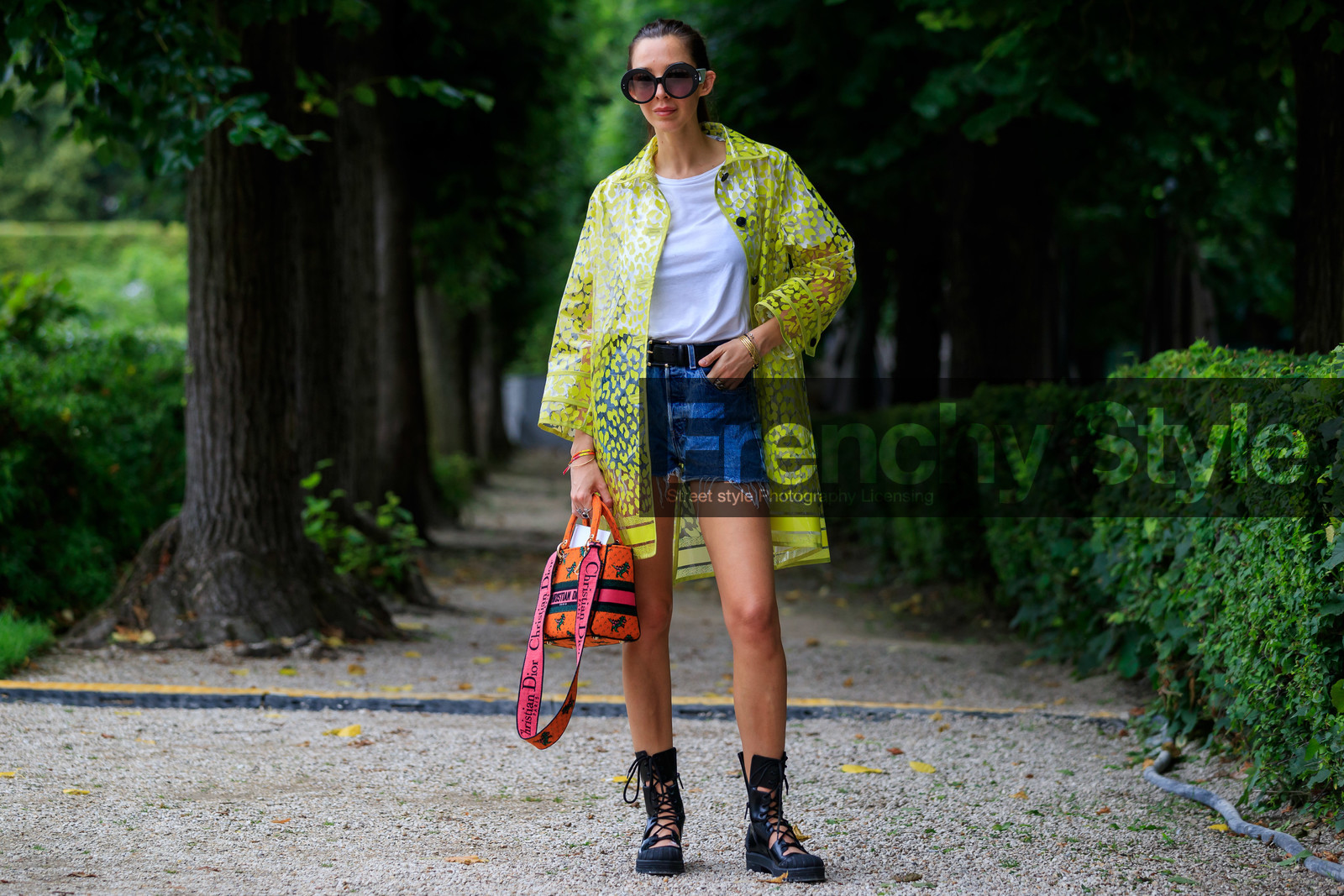 yellow jacket, yellow coat, yellow trench coat, yellow raincoat, leopard printed coat, leopard printed jacket, leopard pritned trench coat, leopard printed raincoat, sheer coat, sheer jacket, sheer trench coat, sheer raincoat, white t-shirt, denim, denim shorts, used shorts, blue shorts, mini shorts, white sunglasses, black sunglasses, round shape sunglasses, big sunglasses, orange bag, pink bag, printed bag, hand bag, dior bag, dior coat, dior jacket, dior trench coat, dior raincoat, dior boots, dior shoes, black boots, black leather boots, laced boots, flat boots, big sole boots, lady dior bag, estelle pigault, fashion week, frenchystyle, FW, jonathan paciullo, street style, PFW, PARIS, AUTUMN WINTER 2021-2022, FALL WINTER 2021-2022, FW 21-22, atmosphere details, horizontal, full length