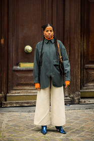 orange top, turtleneck, green jacket, rain jacket, beige trousers, flared pants, blue boots, long braids, orange and black bag, street style, jonathan paciullo, FW, frenchystyle, fashion week, AUTUMN WINTER 2022-2023, FALL WINTER 2022_2023, FW 22-23, PFW, PARIS, full length, vertical