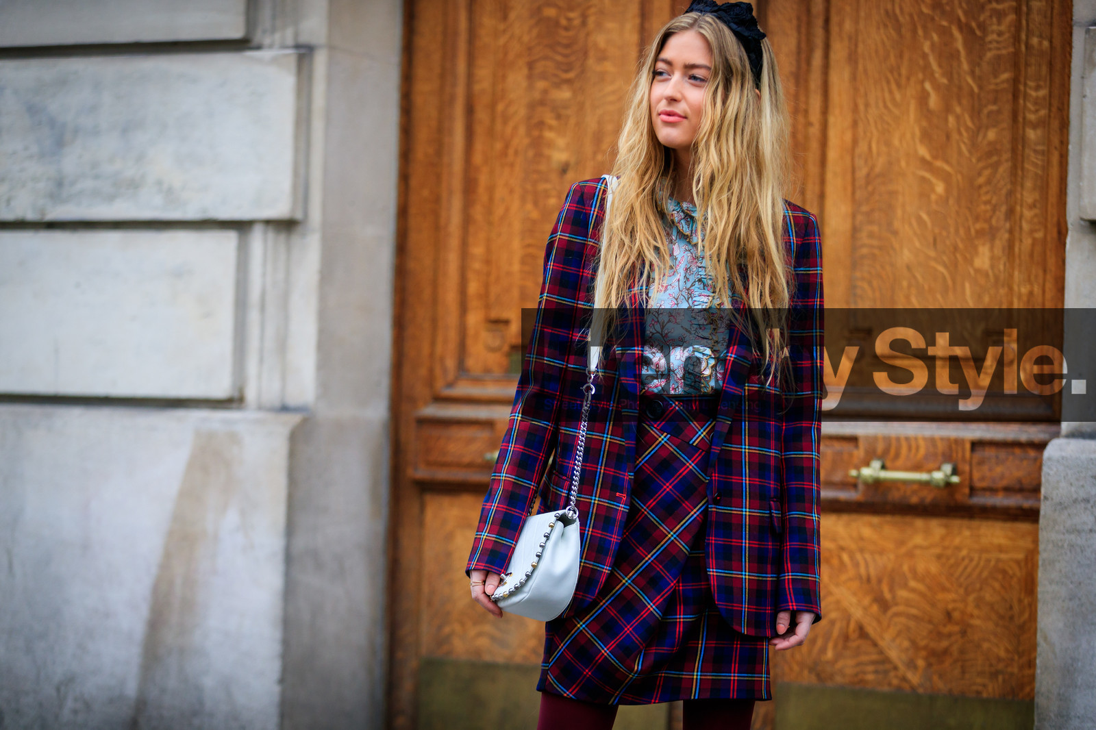 blazer, blue jacket, blue shirt, blue skirt, checked, graphic jacket, headband, leather bag, plaid, printed jacket, printed shirt, tartan, white bag, street style, jonathan paciullo, FW, frenchystyle, fashion week, PFW, PARIS, AUTUMN WINTER 2018-2019, FALL WINTER 2018-2019, FW 18-19, horizontal, atmosphere details
