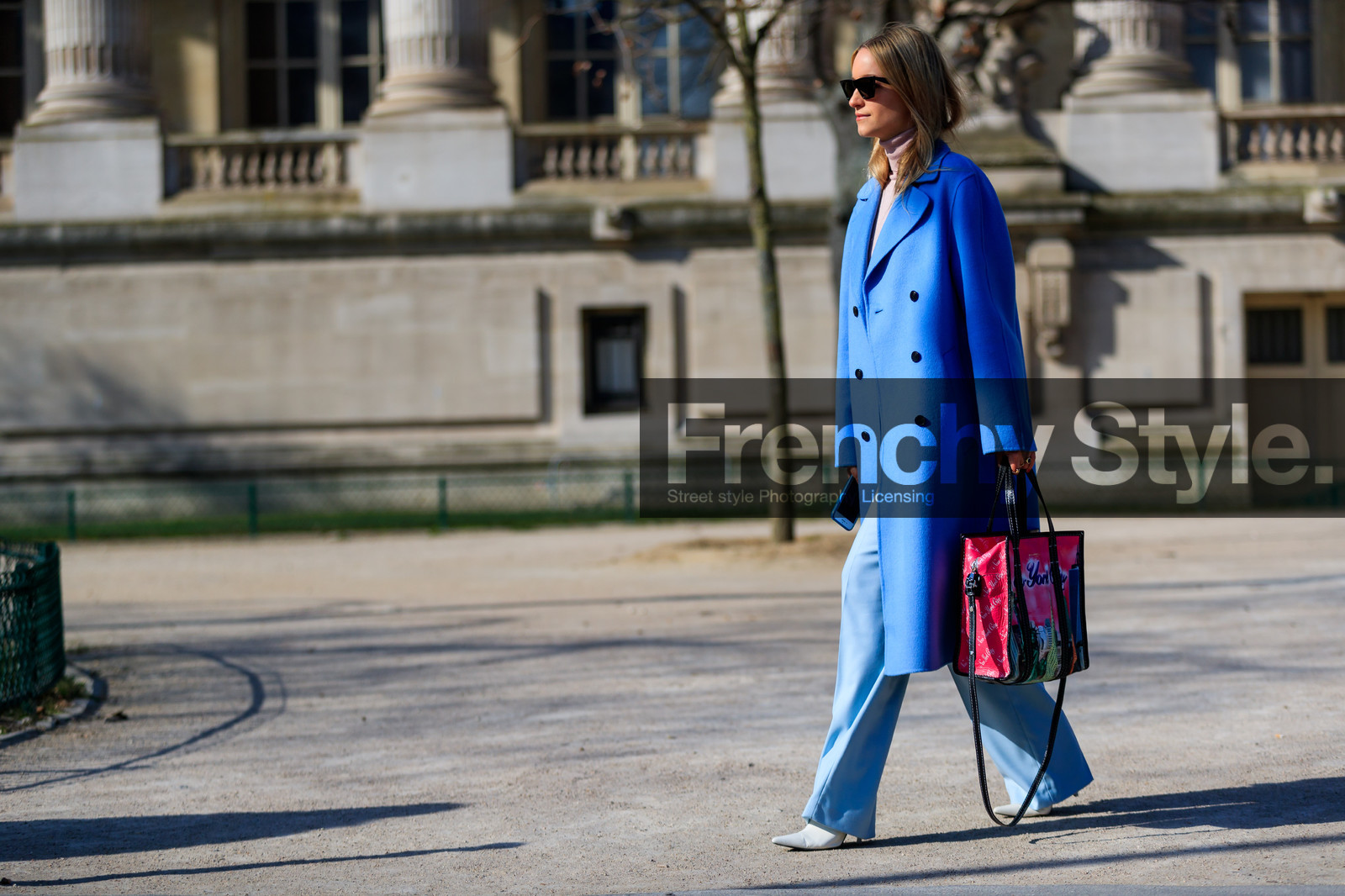 balenciaga, blue pants, graphic bag, leather bag, leather shoes, pink bag, printed bag, sunglasses, trousers, white shoes, street style, jonathan paciullo, FW, frenchystyle, fashion week, PFW, PARIS, AUTUMN WINTER 2018-2019, FALL WINTER 2018-2019, FW 18-19, horizontal, atmosphere details, full length, Charlotte Groeneveld