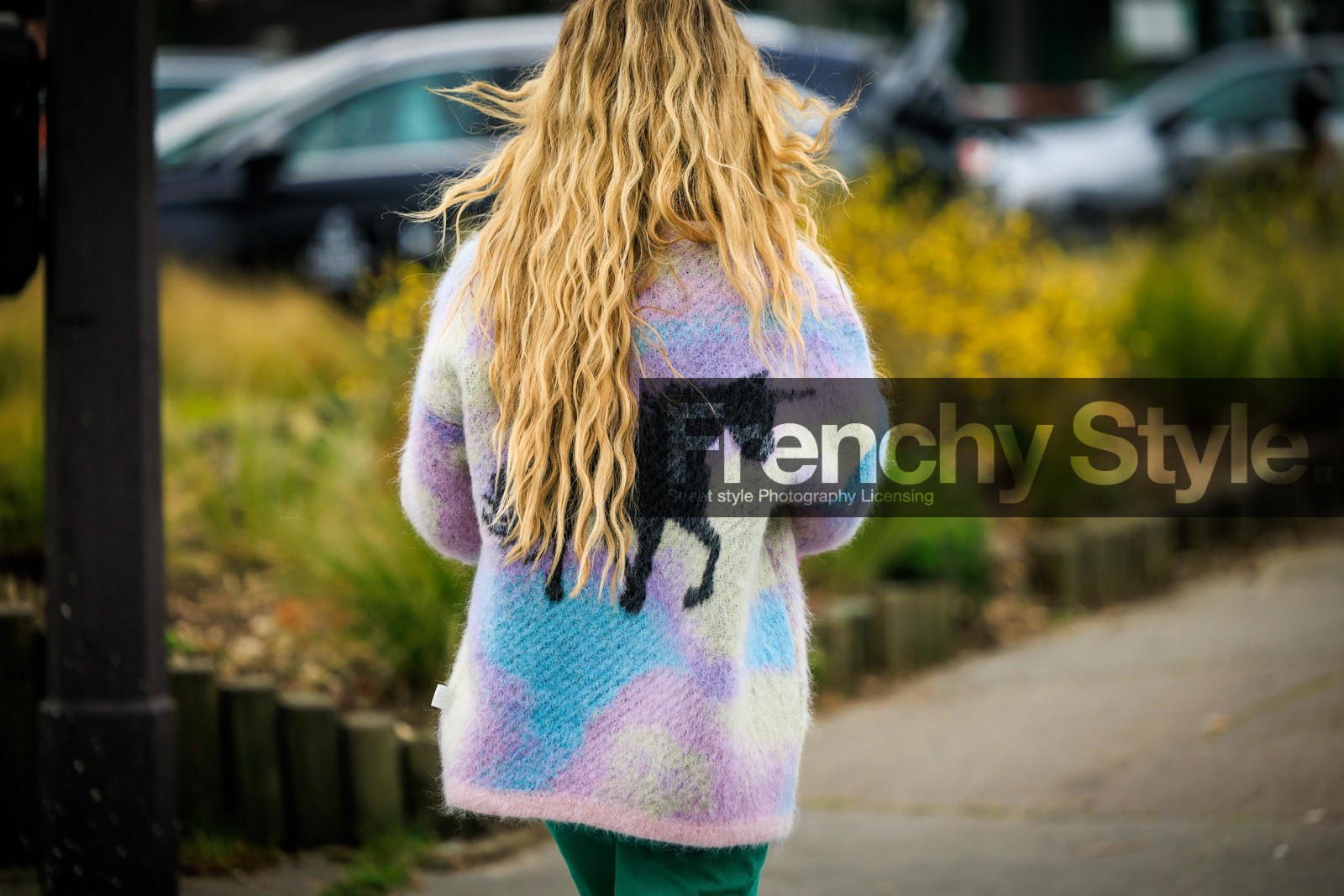 curly hair, lila cardigan, multicolor cardigan, back details, unicorn print, printed cardigan, emili sindlev, street style, jonathan paciullo, FW, frenchystyle, fashion week, AUTUMN WINTER 2022-2023, FALL WINTER 2022_2023, FW 22-23, PFW, PARIS, horizontal, atmosphere details, detail
