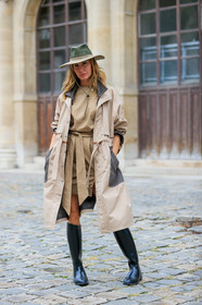 ece sukan, beige parka, beige trench coat, beige dress, beige hat, kaki hat, belted dress, mini dress, black leather boots, high boots, flat boots, beige total look, fashion week, frenchystyle, FW, jonathan paciullo, street style, PFW, PARIS, SPRING SUMMER 2020, SS 20, horizontal, full length