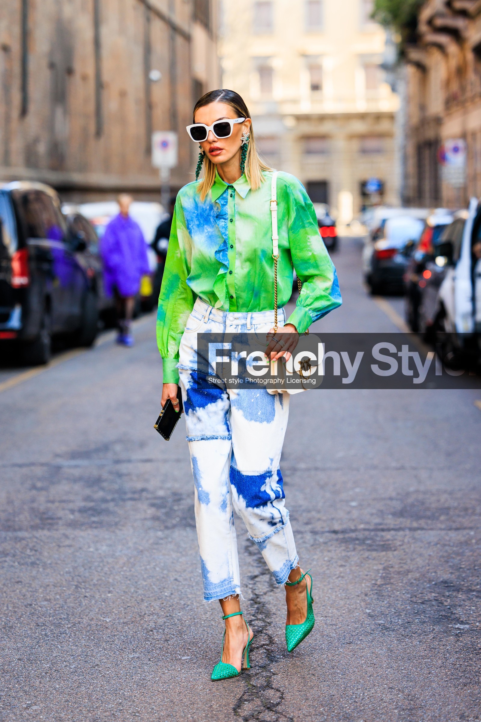 tie dye shirt, tie dye jeans, green slingbacks, white sunglasses, multicolor shirt, white handbag, chain bag, crossbody bag, multiple rings, strass earrings, Alina Baikova, street style, jonathan paciullo, FW, frenchystyle, fashion week, MFW, MILAN, FALL WINTER 2022_2023, AUTUMN WINTER 2022-2023, FW 22-23, vertical, full length