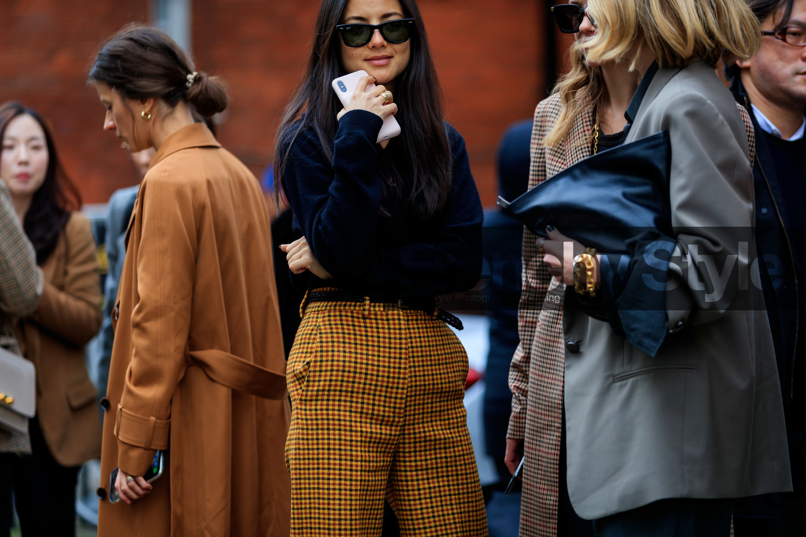 jana hofheimer, black pullover, black leather belt, plaited belt, yellow pants, high waist pants, checked pants, rayban sunglasses, black sunglasses, fashion week, frenchystyle, FW, jonathan paciullo, street style, LFW, LONDON, AUTUMN WINTER 2020-2021, FALL WINTER 2020-2021, FW 20-21, horizontal, atmosphere details, detail