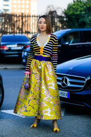 heart shape earrings, strassed earrings, diamond earrings, striped cardigan, tie and dye cardigan, floral printed skirt, yellow cardigan, yellow skirt, brocart skirt, silvered skirt, yellow leather shoes, golden shoes, purple bag, round shape bag, hand bag, mini bag, blue belt, navy blue belt, belted skirt, long skirt, low necked cardigan, black cardigan, fashion week, frenchystyle, FW, jonathan paciullo, street style, MFW, MILAN, AUTUMN WINTER 2020-2021, FALL WINTER 2020-2021, FW 20-21, vertical, full length