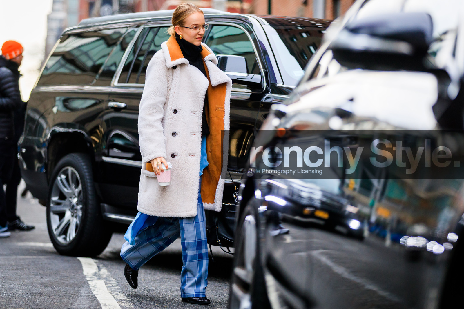 black bag, black turtleneck, blue pants, graphic pants, leather bag, leather shoes, printed pants, shearling, trousers, white coat, white fur, street style, jonathan paciullo, FW, frenchystyle, fashion week, NYFW, NEW YORK, AUTUMN WINTER 2018-2019, AW 18-19, FALL WINTER 2018-2019, FW 18-19, atmosphere details, horizontal, full length, alexandra carl