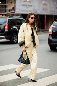 puffed jacket, white jacket, dual toned jacket, black sunglasses, black handbag, cargo pants, white pants, leathe bag, black stilettos, black top, chloe loulou de saison, street style, jonathan paciullo, FW, frenchystyle, fashion week, AUTUMN WINTER 2022-2023, FALL WINTER 2022_2023, FW 22-23, PFW, PARIS, full length, vertical