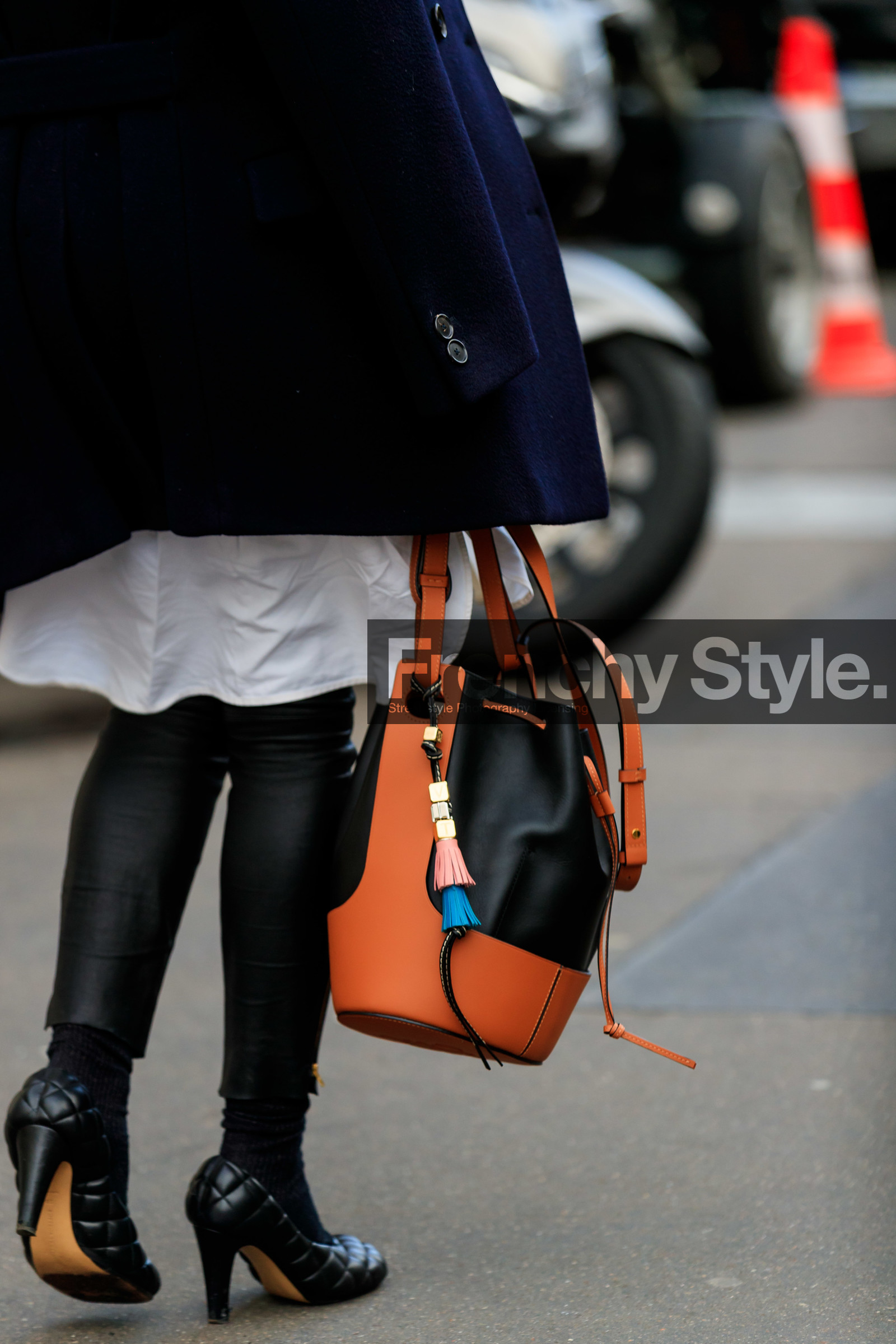 back details, bag detail, black leather bag, black leather shoes, high heels shoes, quilted shoes, bottega veneta shoes, loewe bag, camel leather bag, bucket bag, bicolor bag, hand bag, fashion week, frenchystyle, FW, jonathan paciullo, street style, PFW, PARIS, AUTUMN WINTER 2020-2021, FALL WINTER 2020-2021, FW 20-21, vertical, atmosphere details, detail