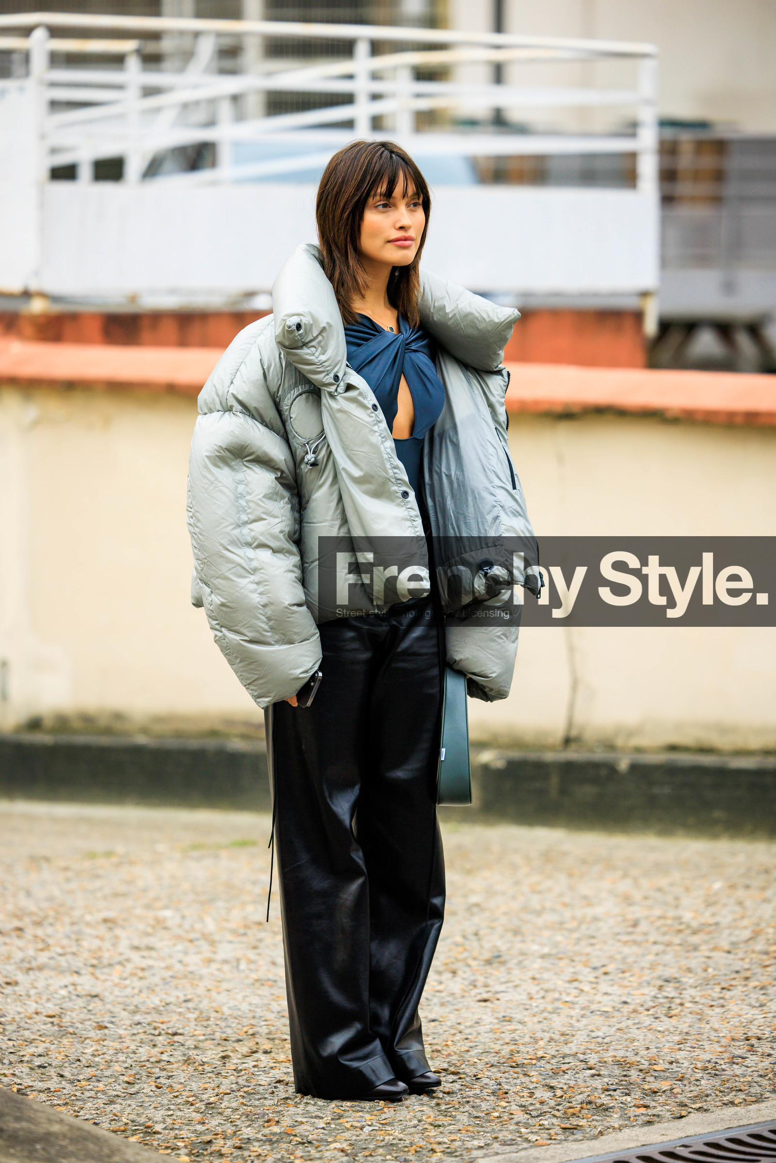 silver winter jacket, puffed jacket, fringe hair, cut out bodysuit, dark blue top, leather pants, coperni bodysuit, black trousers, coperni, coperni handbag, green bag, black boots, sarah ellen, street style, jonathan paciullo, FW, frenchystyle, fashion week, AUTUMN WINTER 2022-2023, FALL WINTER 2022_2023, FW 22-23, PFW, PARIS, full length, vertical