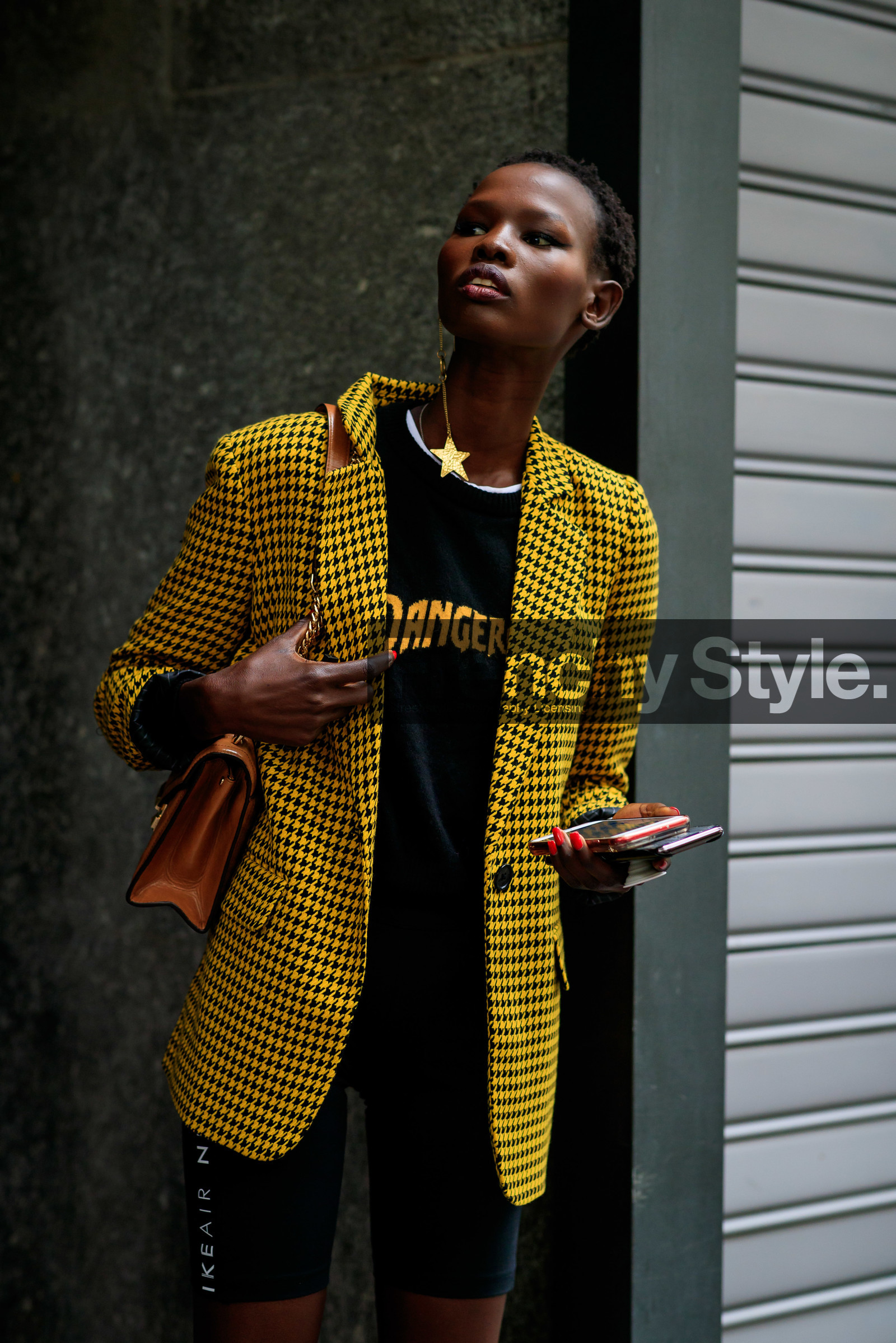 model, Shanelle Nyasiase, black eyeliner, black t-shirt, black shorts, checked jacket, eye make up, golden earrings, make up, make up details, nike shorts, sportswear shorts, tight shorts, yellow jacket, fashion week, frenchystyle, FW, jonathan paciullo, street style, vertical, detail, atmosphere details, MFW, MILAN, SPRING SUMMER 2020, SS 20